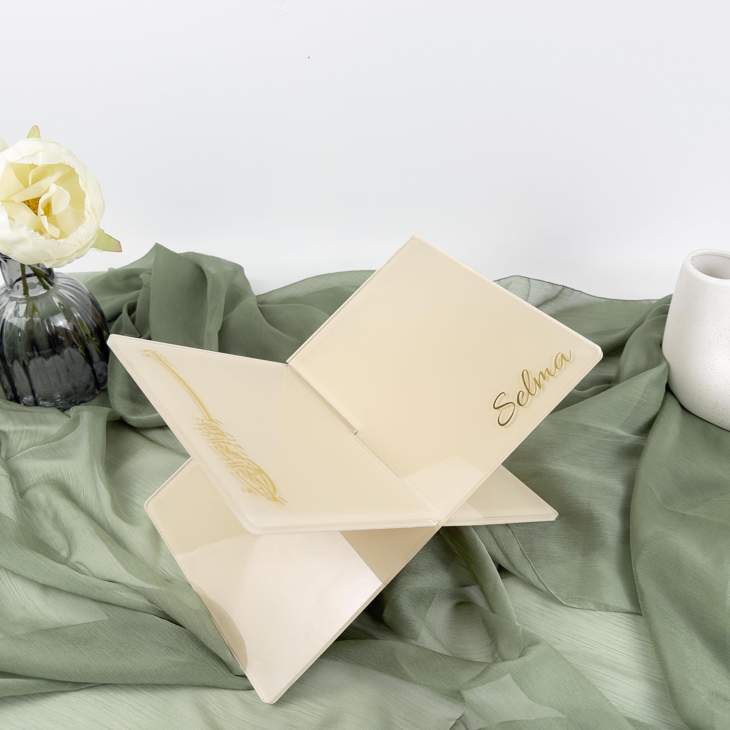 Support Coran personnalisé beige pour vos moments de prière et d'Aïd