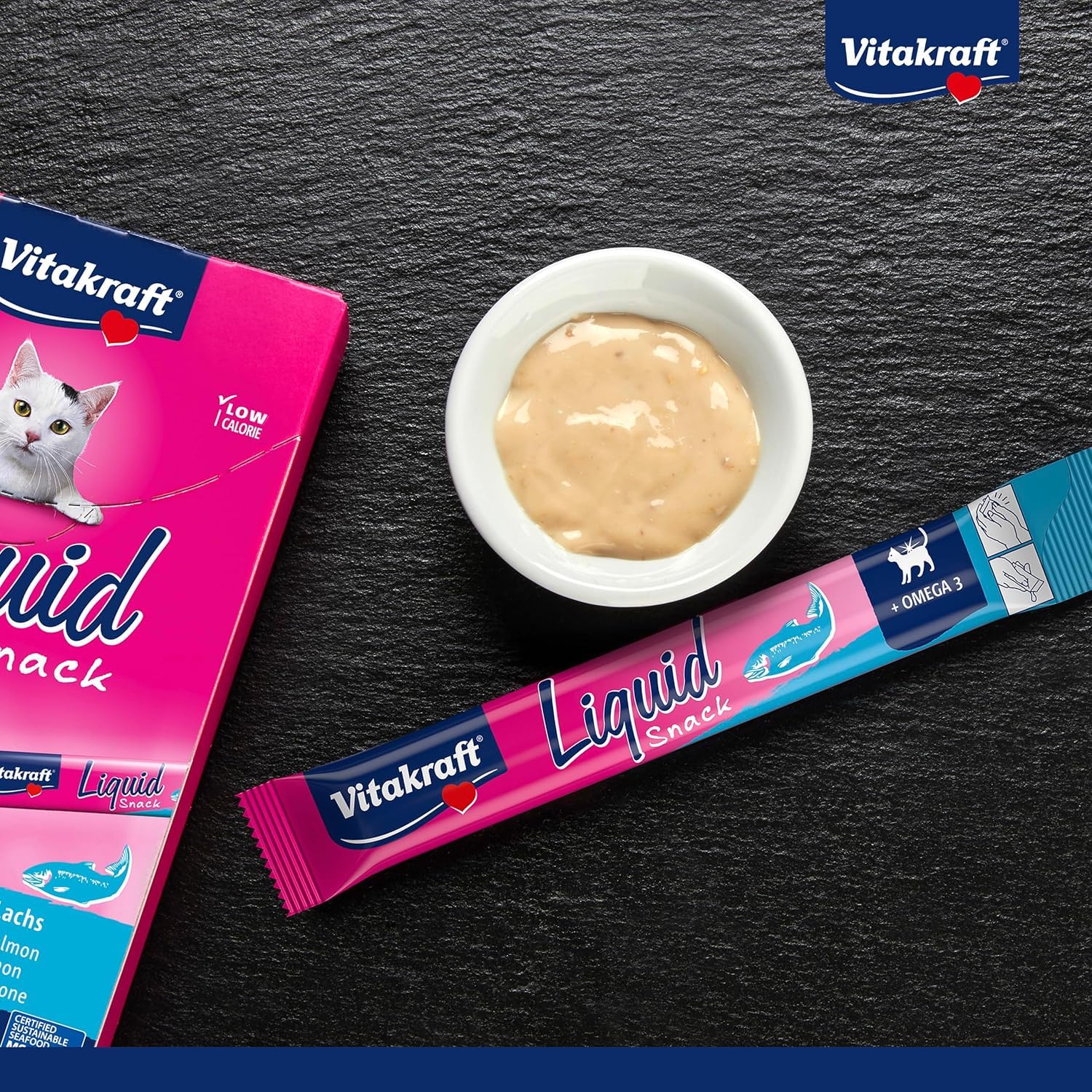Vitakraft Liquid Snack, snack gatto liquidi, con salmone MSC, leccornia per cani, con acidi grassi omega 3, per una pelle sana, a ridotto contenuto calorico (1 confezione con 6x 85g)
