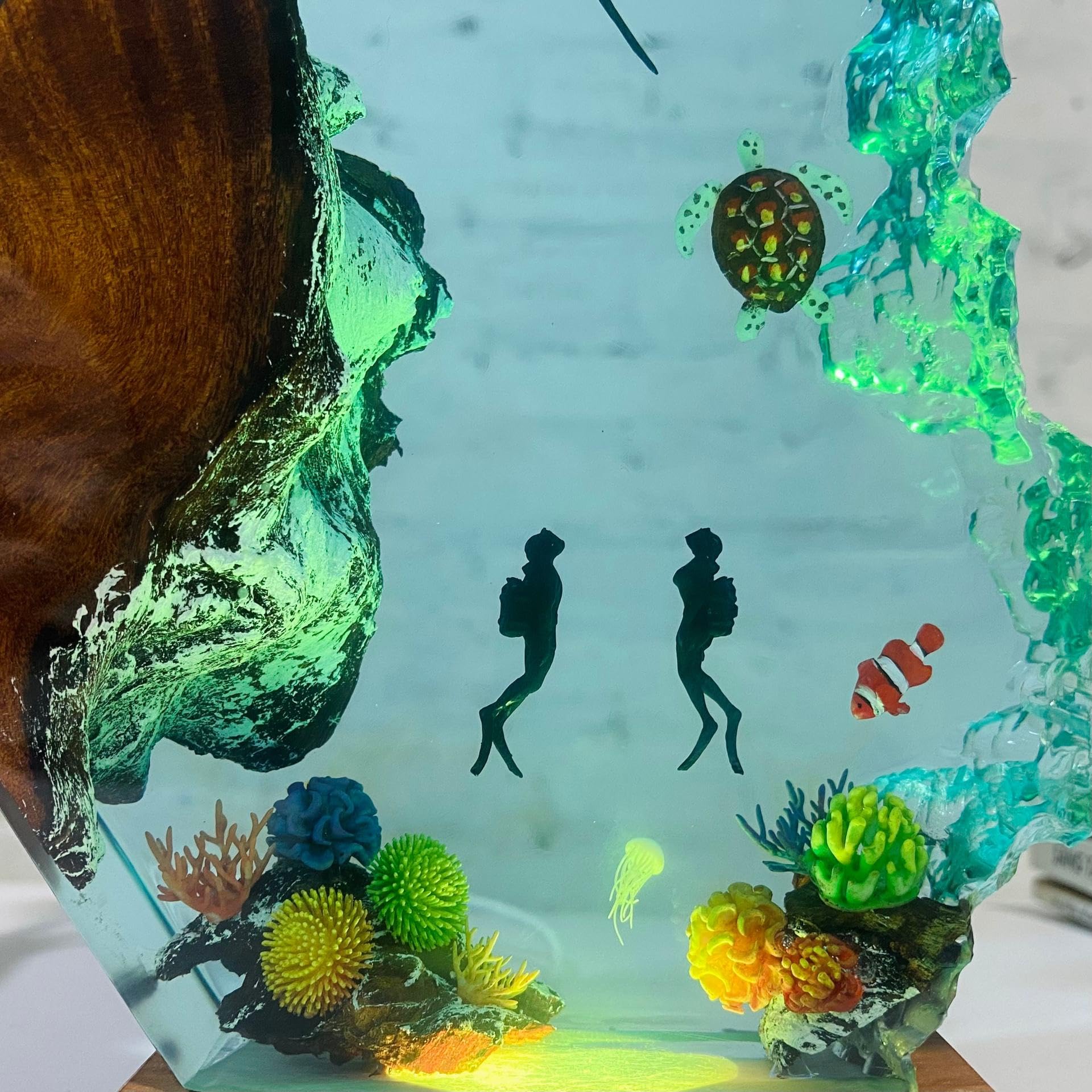 Lampada oceanica in resina epossidica, luce notturna LED raie manta e subacquei, lampada da tavolo per decorazione domestica, souvenir d'avventura subacquea (blu, 9×6 pollice)