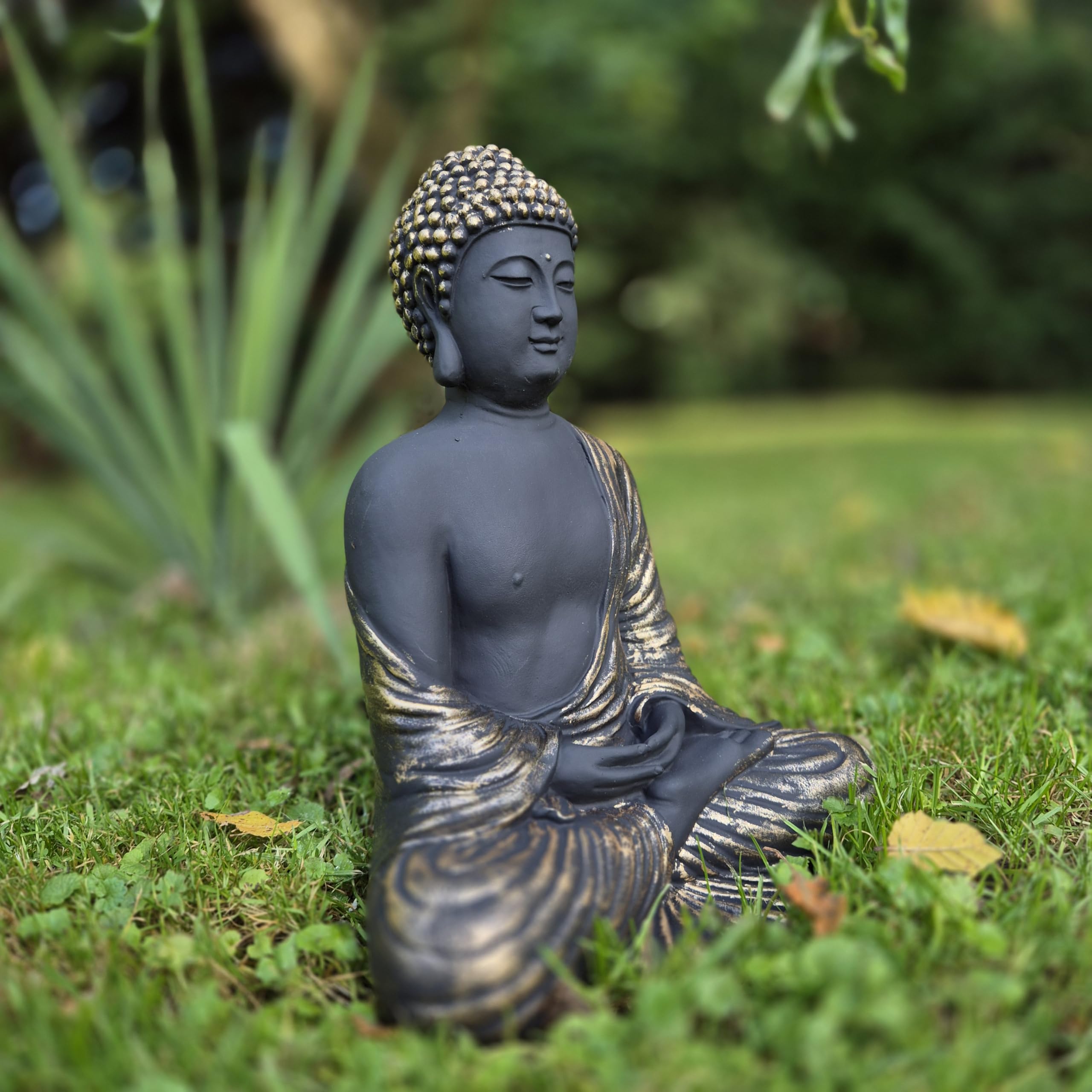 FABRIQ Statuette de Bouddha en pierre doré/noir - Feng Shui - Décoration jardin zen extérieur - 30 cm - Résistant intempéries