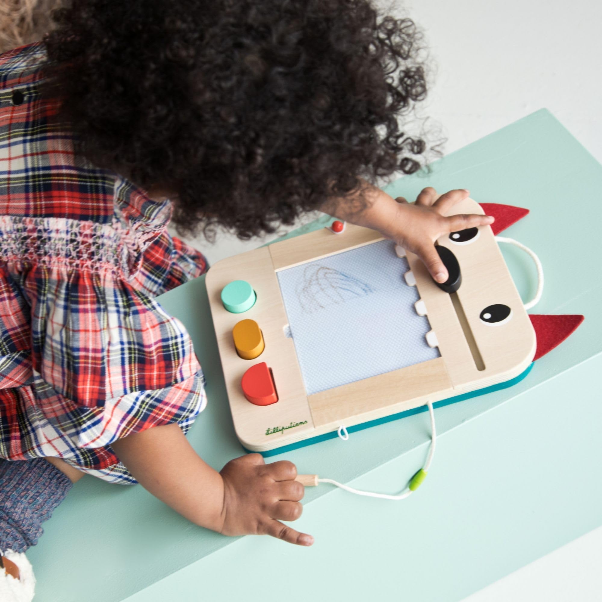 LILLIPUTIENS - Ardoise Magique Louis - Jouet d’activité intéractif pour Enfants avec tampons géométriques, Cartes de Jeux et Crayon en Bois - Stimulation créative et éducative - dès 18 Mois - 83473