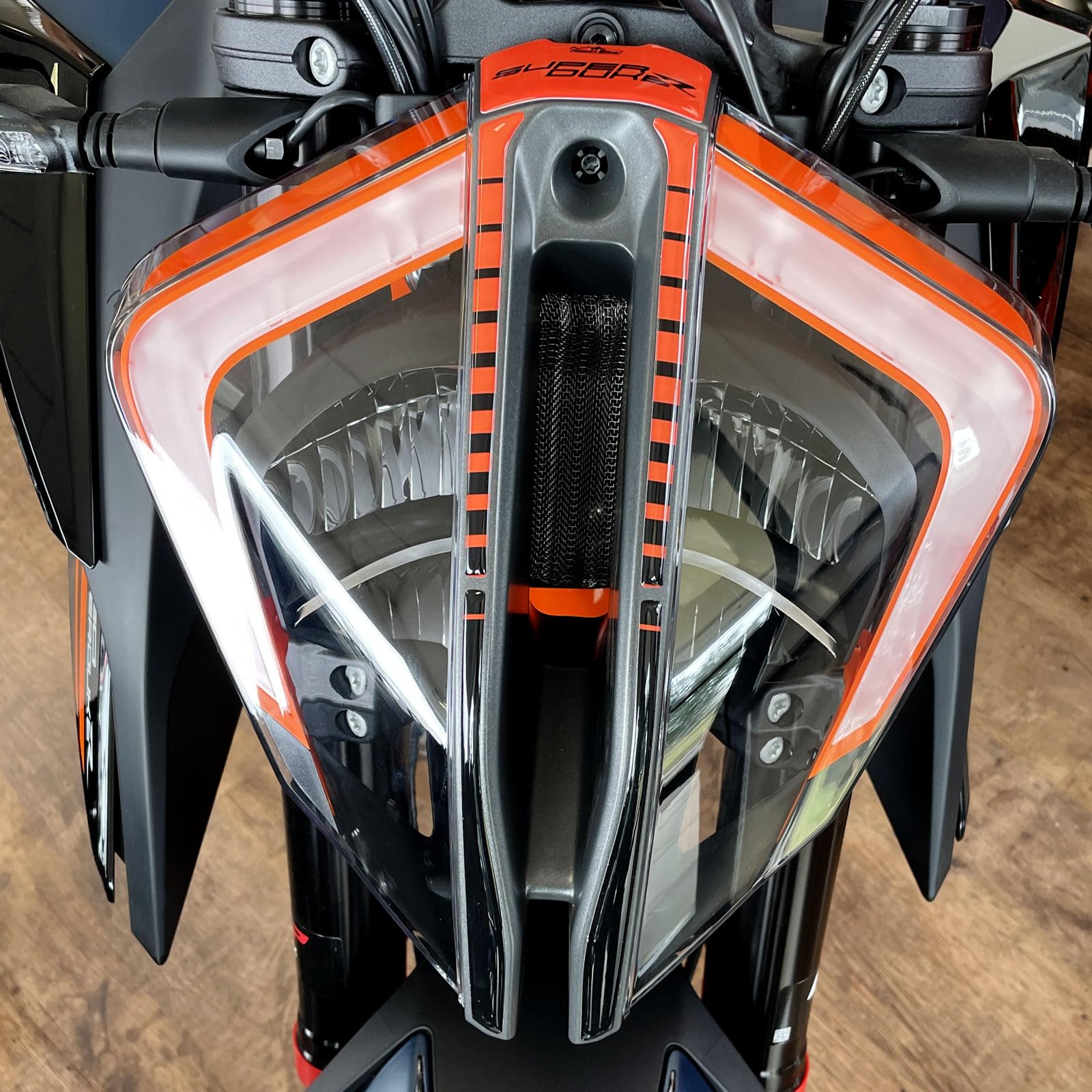 Resin Bike Neutral Motorcycle 3D Stickers Compatible With Ktm 1290 Super Duke R 2022-2023. Headlight Protections From Impact And Scratches. Resin Stickers - Gadget Moto