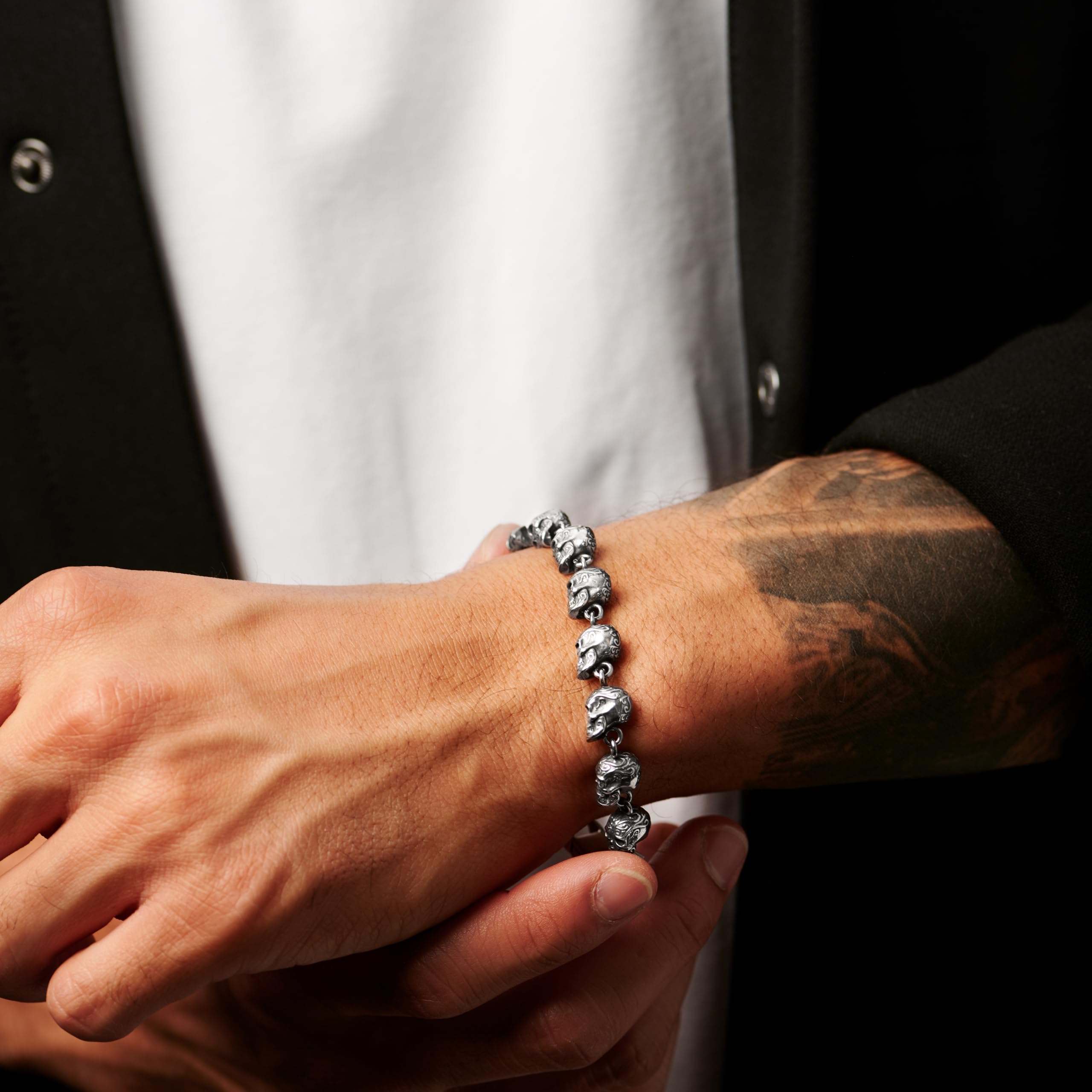 Arkai by Trendhim Pulsera para hombre con perlas de calavera de acero inoxidable, cierre de latón robusto y diseño detallado, diseño danés, accesorio informal