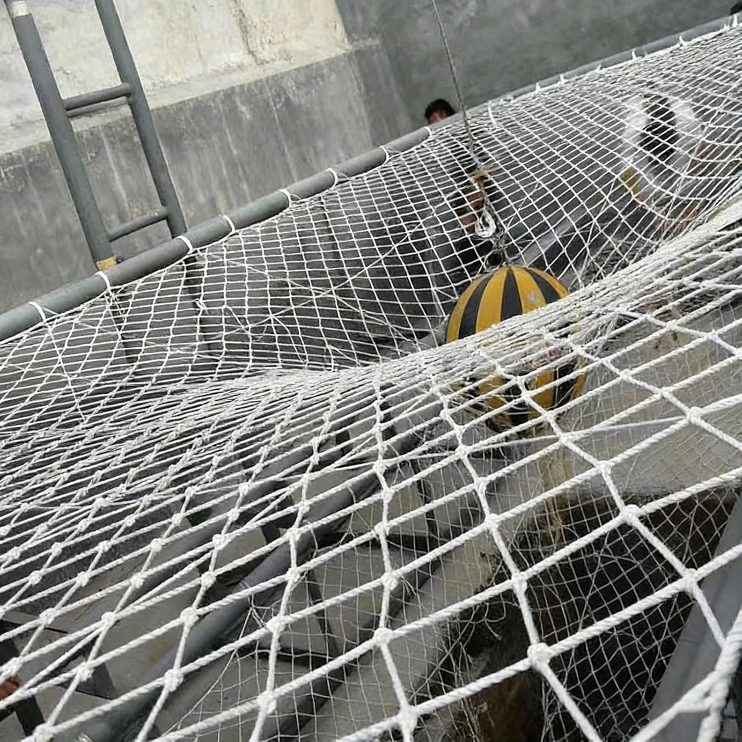 Outdoor Basketball Return Net with Training Receiver - Safe Net for Construction Sites, Heavy-Duty Shooting Practice Equipment, Includes Protective Rope for Enhanced Training