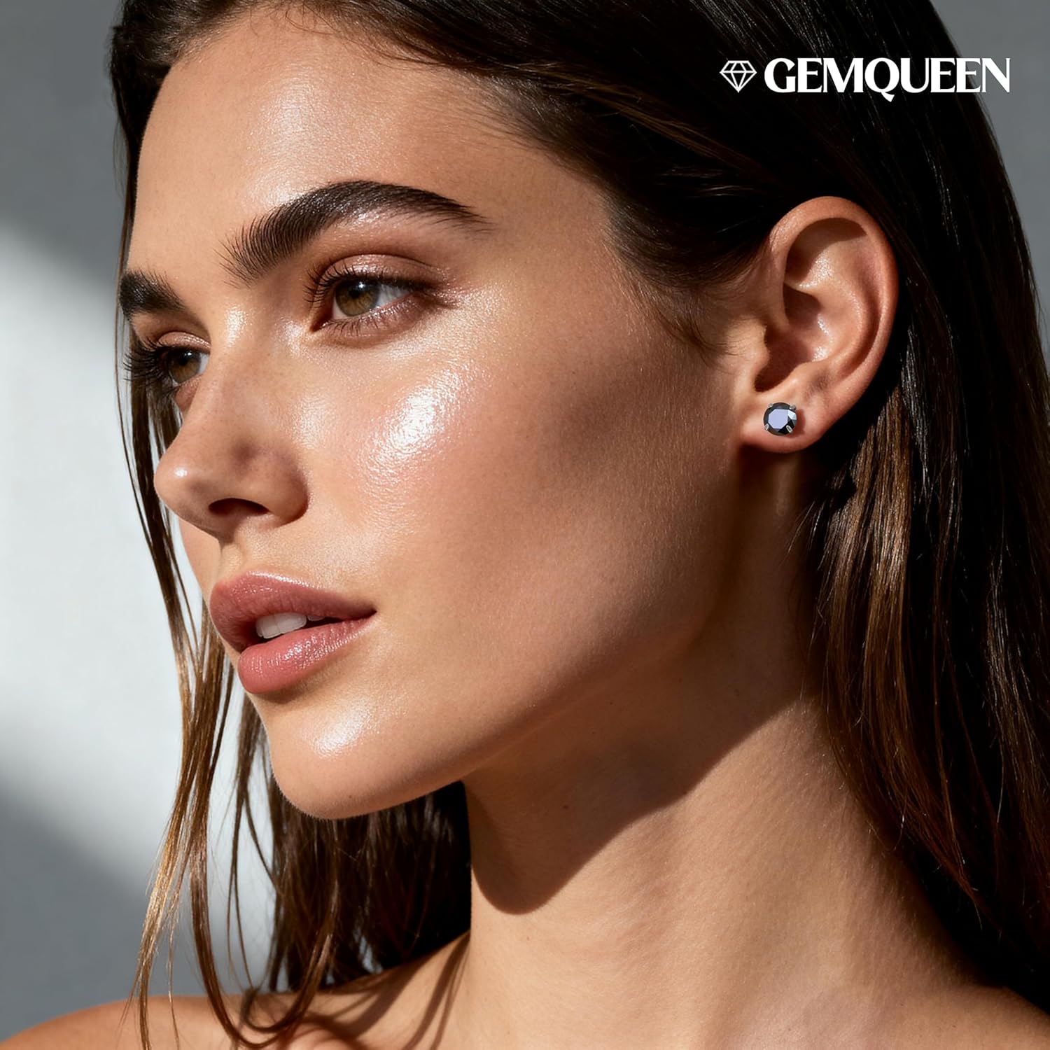 GEMQUEEN Moissanite Earrings Studs ：G23 Implant Grade Titanium Stud Earring for Women Men Hypoallergenic Dainty Moissanite Jewelry for Sensitive Ear Round Cut Dainty Multicolor VVS1 Clarity 0.6-4CT