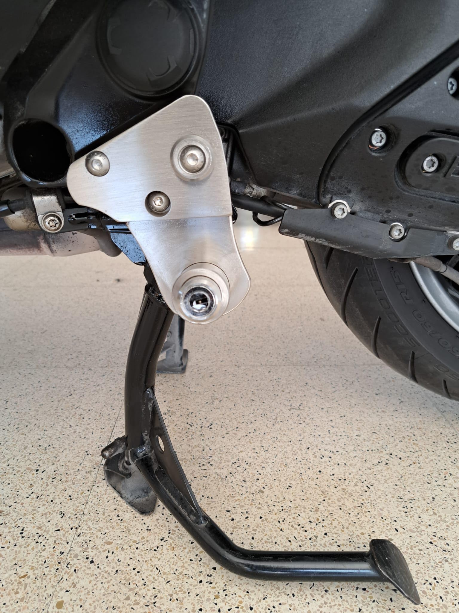 BLOCK BRAKE - ANTIFURTO MECCANICO BLOCCA CAVALLETTO CENTRALE PER MOTO BMW C 600 SPORT E C 650 GT IN ACCIAIO INOX E CHIAVE CODIFICATA.