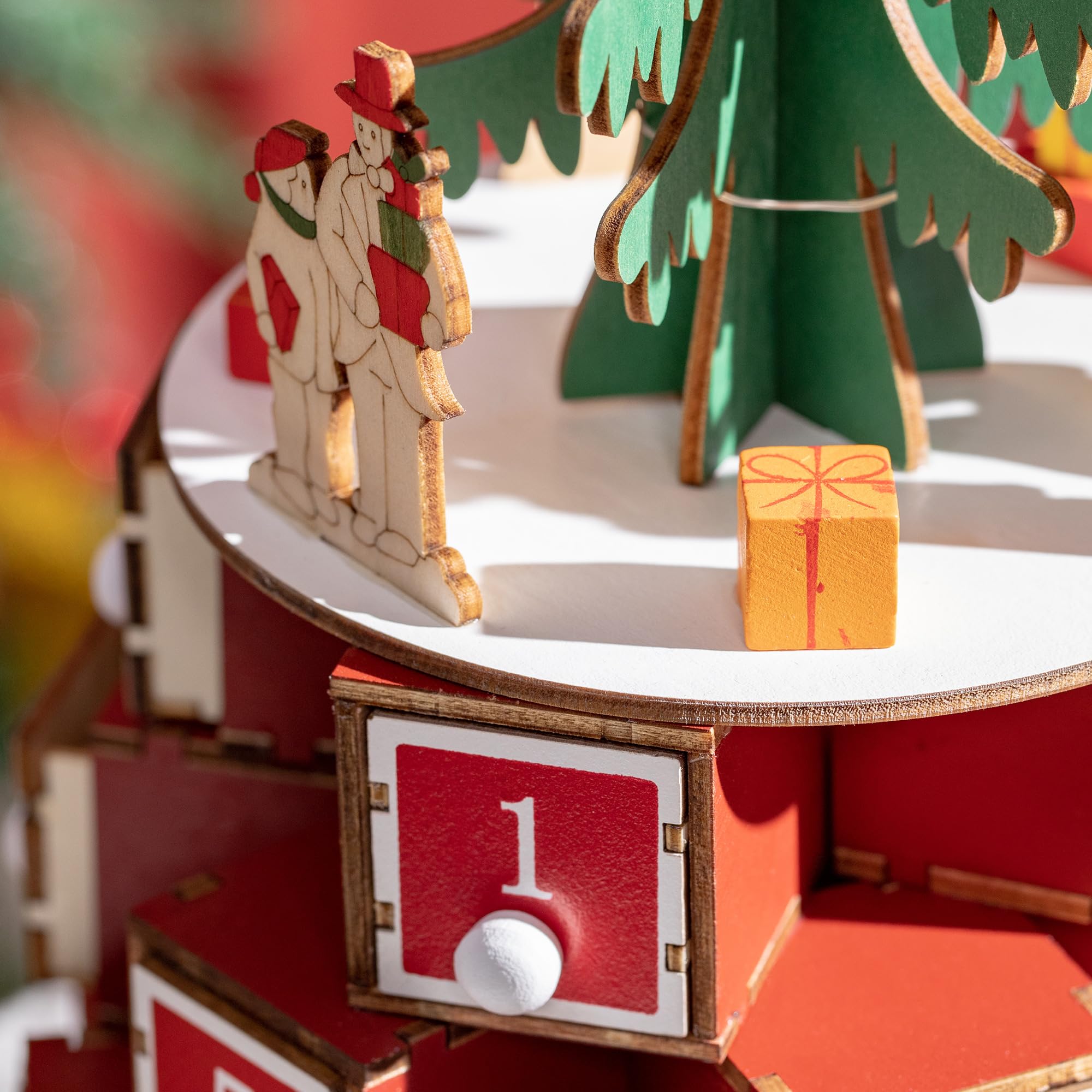 HOMCOM Calendario Avvento di Natale a Cono con 10 Luci a LED, Calendario dell'Avvento in Legno con Motivi a Tema, 22x22x35 cm, Rosso Verde e Giallo