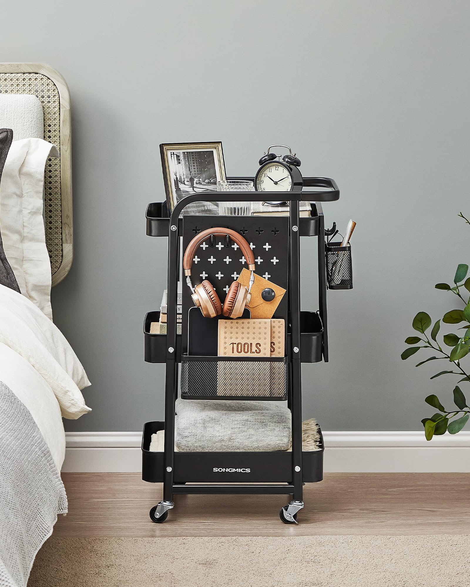 SONGMICS Chariot de Rangement, 3 Plateaux en Maille Métallique, 2 Panneaux Perforés Amovibles, 2 Supports Suspendus, 4 Crochets, pour Bureau, Cuisine, Salon, Salle de Bain, Noir d’Encre LRC037B01