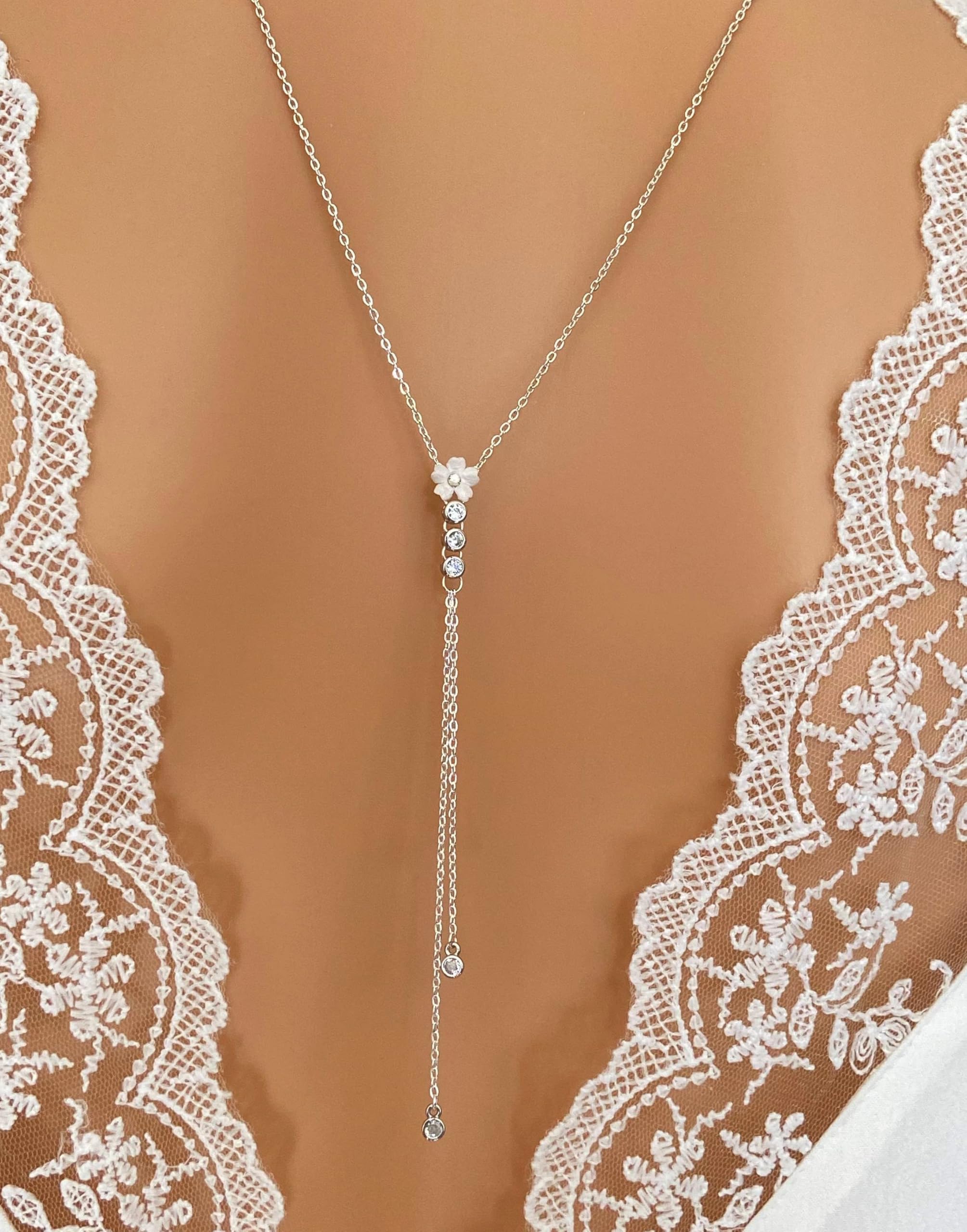 Collier de dos pour mariée fabriqué en France, mini fleurs satin, strass et chaine acier argentée