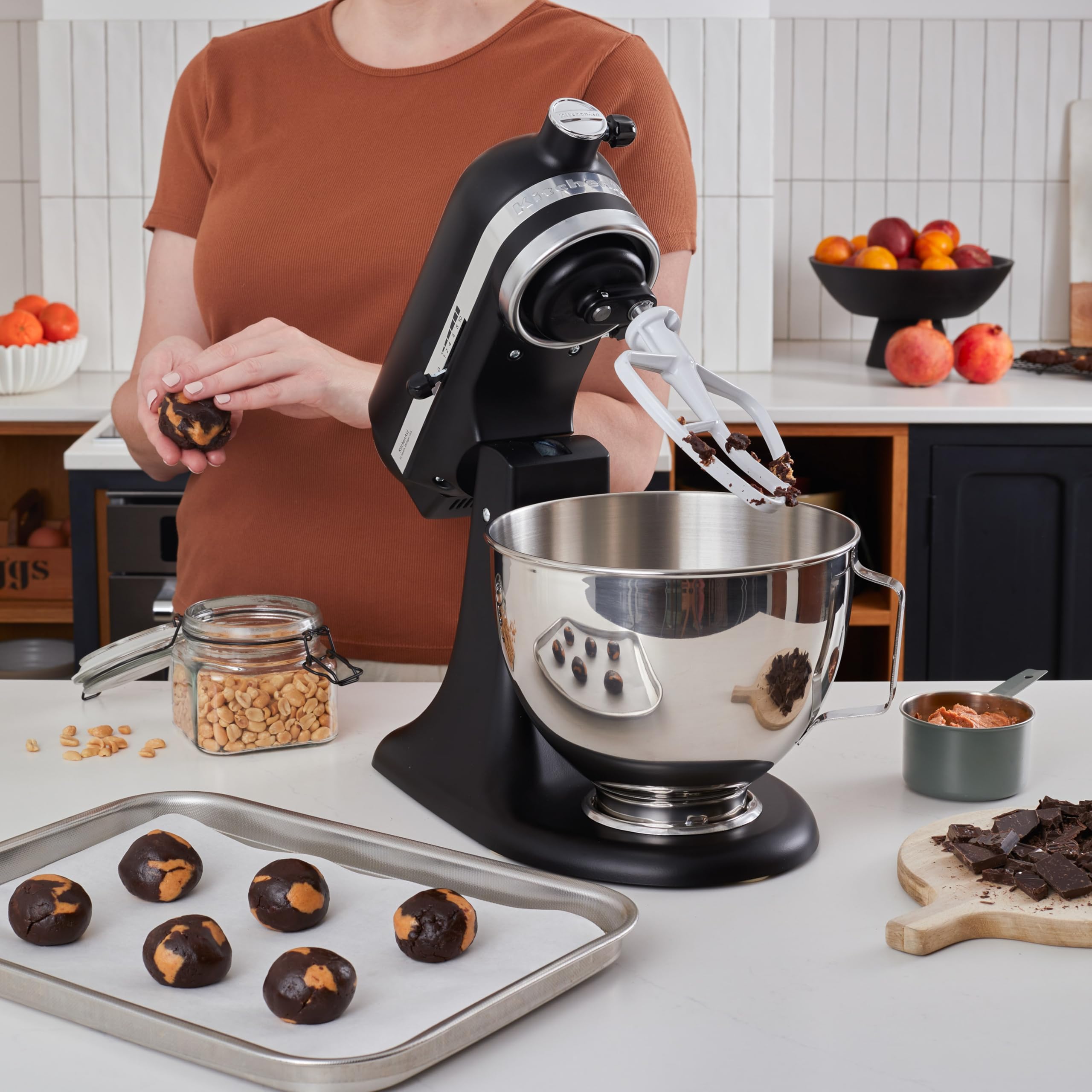 KitchenAid Classic 4,3L Küchenmaschine mit Schwenkkopf, 10 Stufen mit Sanftanlauf, Flachrührer, Knethaken & Schneebesen, Planetenrührwerk, 59 Schüsselkontaktpunkte, Black Matte