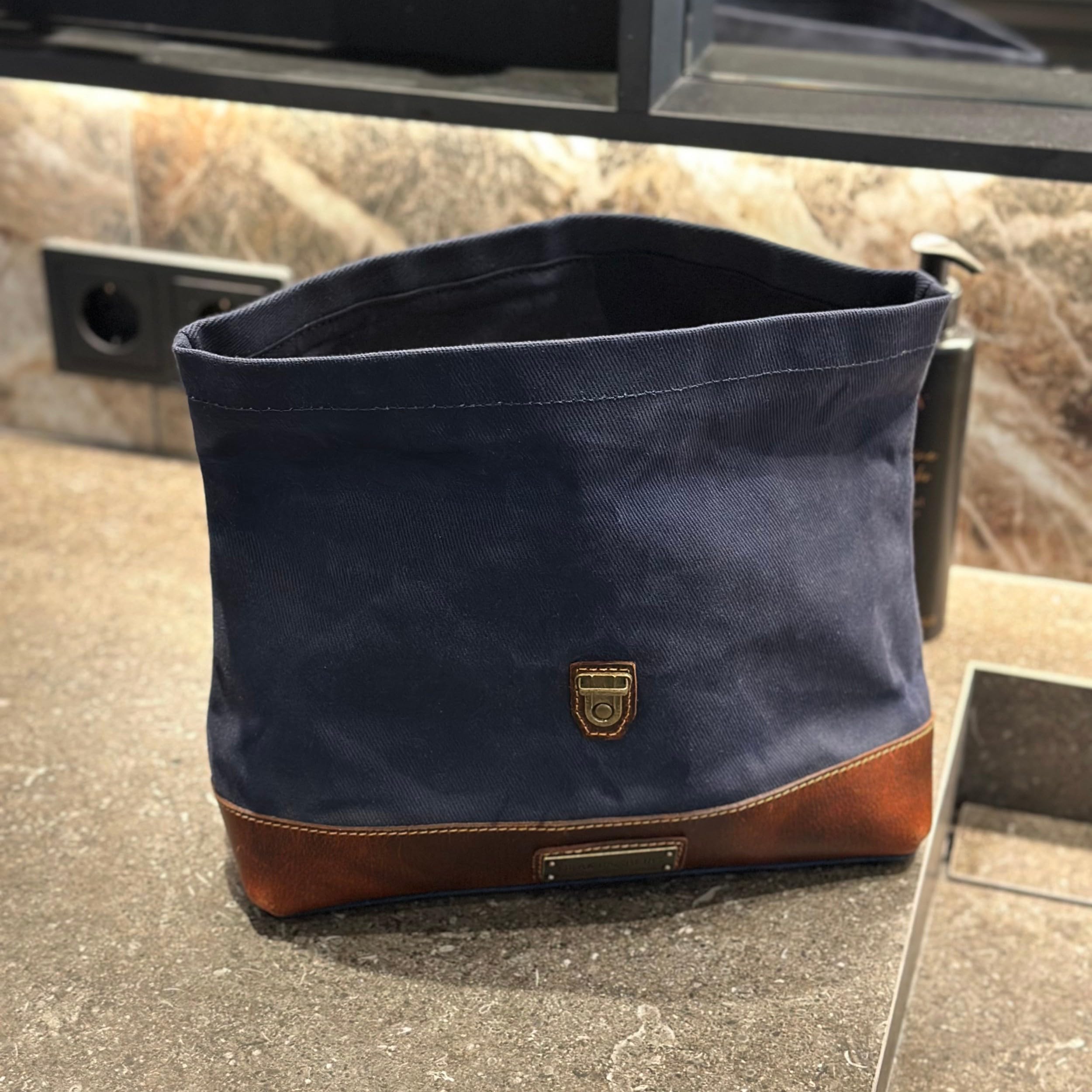 DRAKENSBERG Großer Kulturbeutel 'Otis' aus gewachstem Canvas, Leder, wasserabweisend, erweiterbar, Roll-Top-Design, bis 8L - Ozean-Blau, DR00656