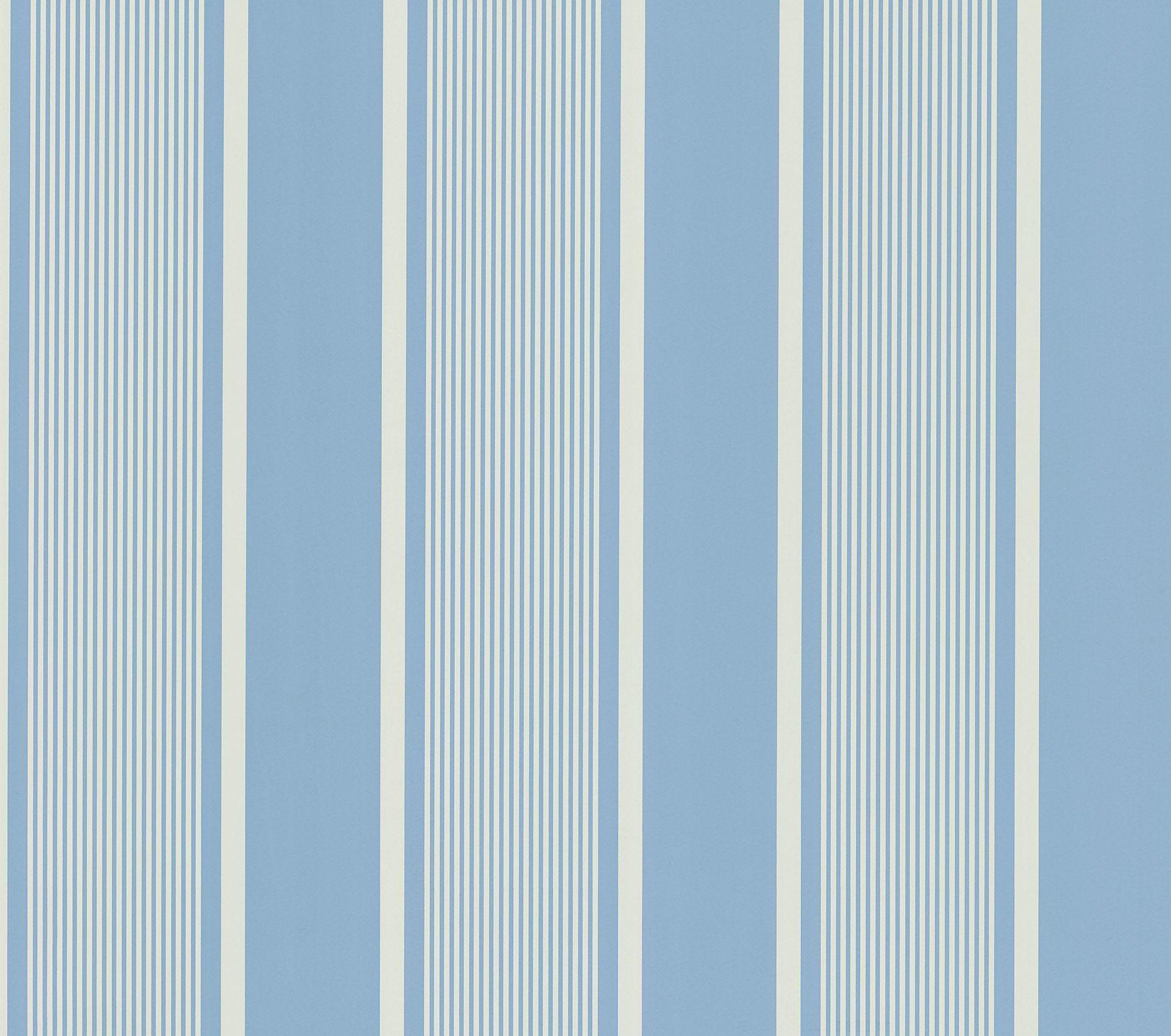 Papier peint à rayures bleues au style bord de mer pour transformer votre salon contemporain