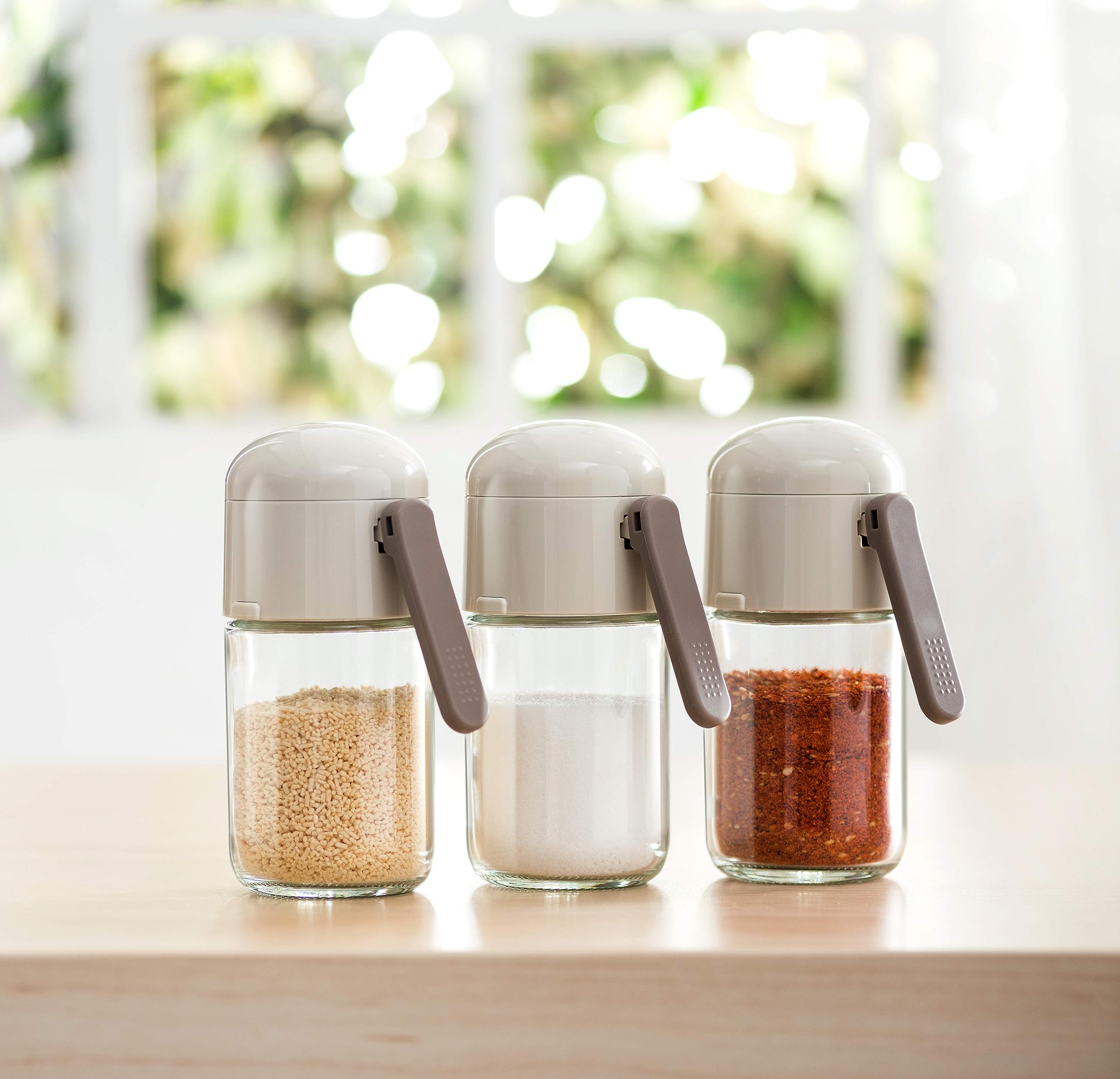 Salt and Pepper Shakers - Precise Quantitative Seasoning Glass Bottle Dispenser, 0.5g per Press - Multi-use for Home, Picnic, Cooking, Camping - 250ml Capacity - Essential for Kitchen