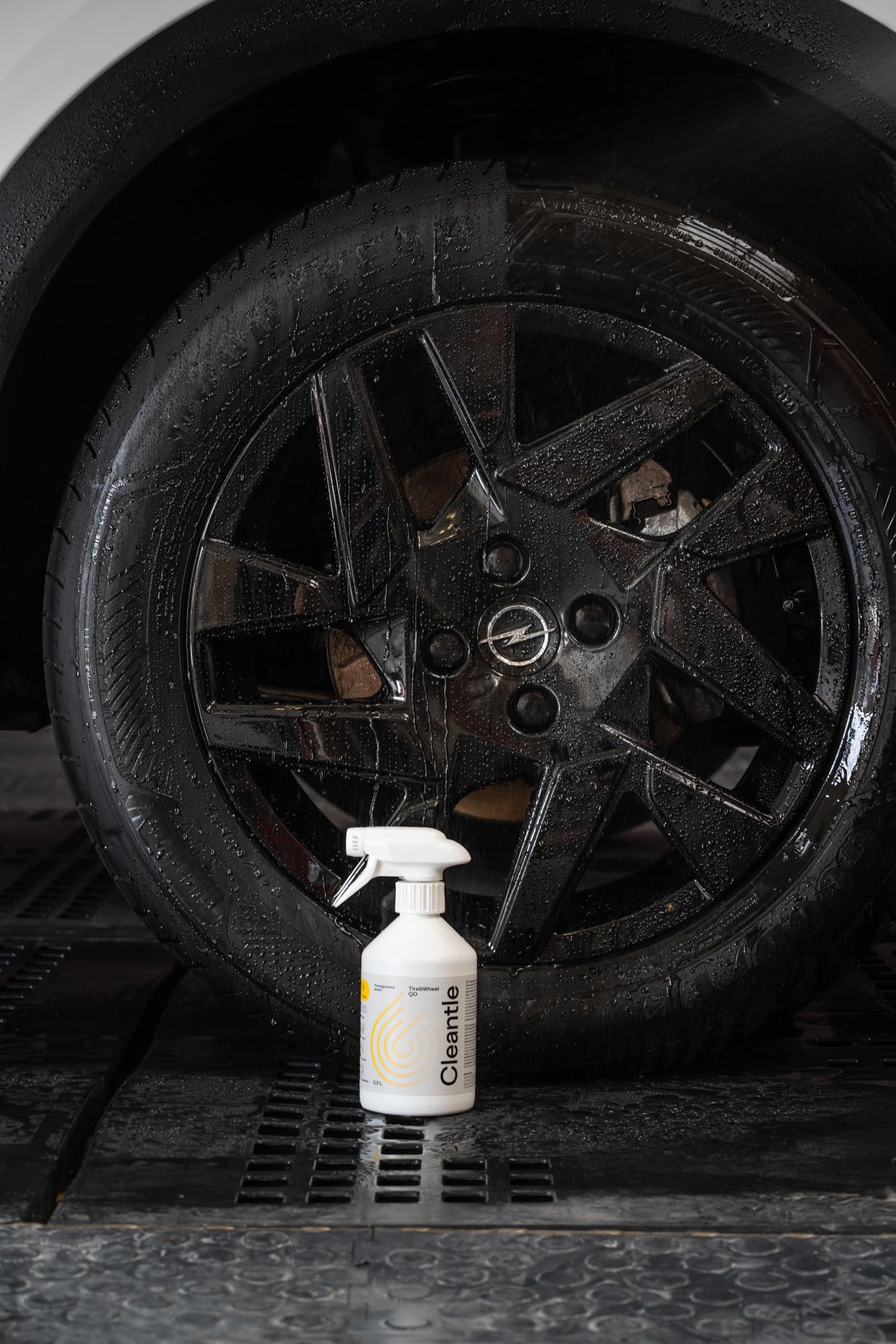 Tire & Wheel QD 5L Reifenpflege und Felgenversiegelung mit UV-Schutz, Hydrophober Abperl-Effekt, Reifen-Glanz & Felgenschutz, Quick Detailer für alle Reifen & Felgen, Pomegranate Duft