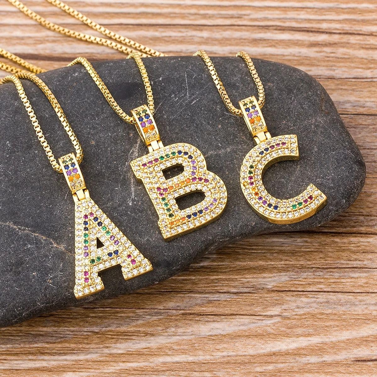 Ornamenti Nuovo 2025 Gift Fashion 26 Alphabet Pendant NACKLAFE Multicolor Lettera Iniziale collane Coppia Nome Regali di Gioielli per Donne con la Tua Moda Gioiello s creatività