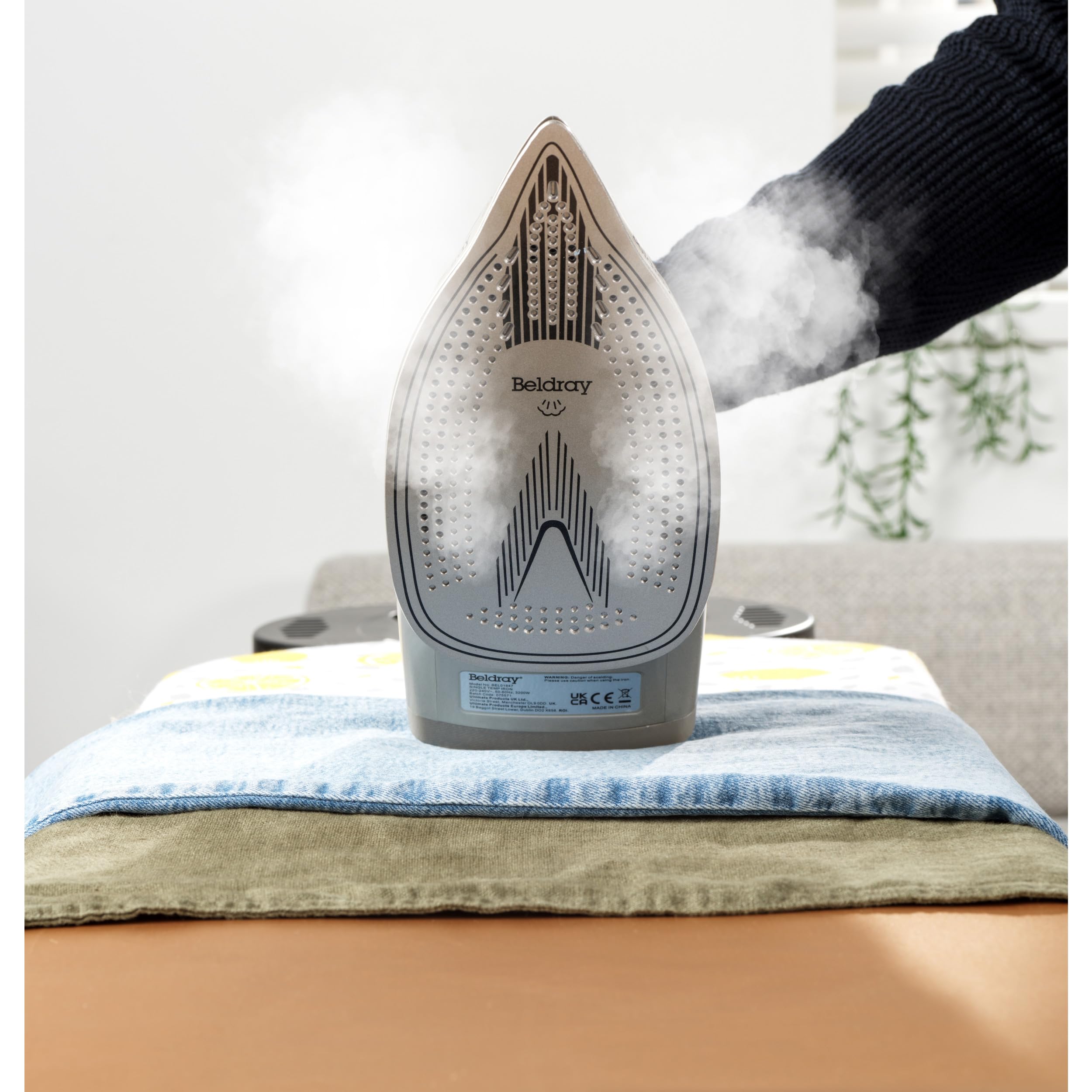 Beldray Fer à Repasser Vapeur 2600W, Semelle Céramique Professional avec Contrôle Variable Température/Vapeur, Jet Vapeur 140g/min, Réservoir 280ml, Système Auto-Nettoyage Intégré