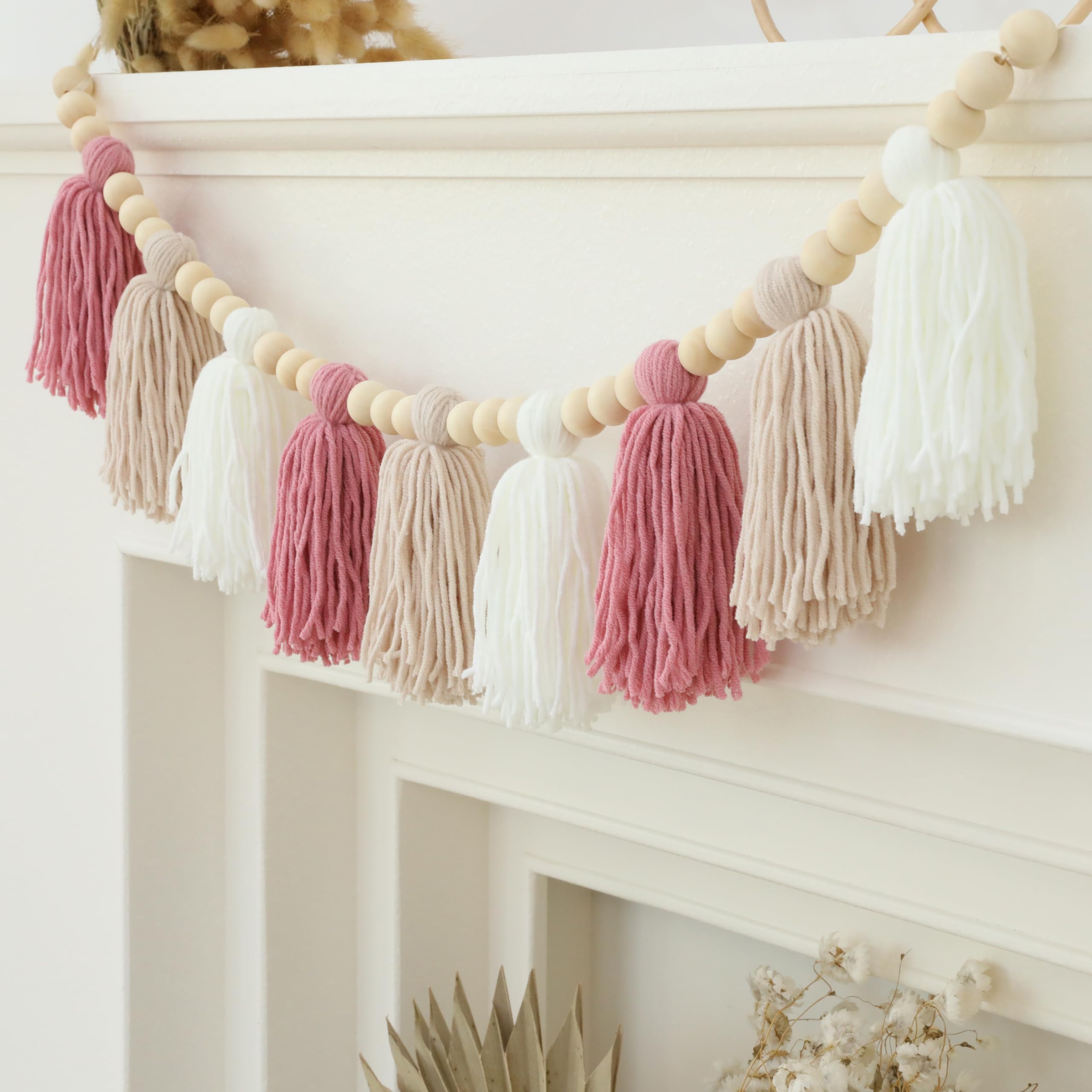 Guirnalda de borlas de lana rosa caqui blanca con cuentas de madera para baby shower