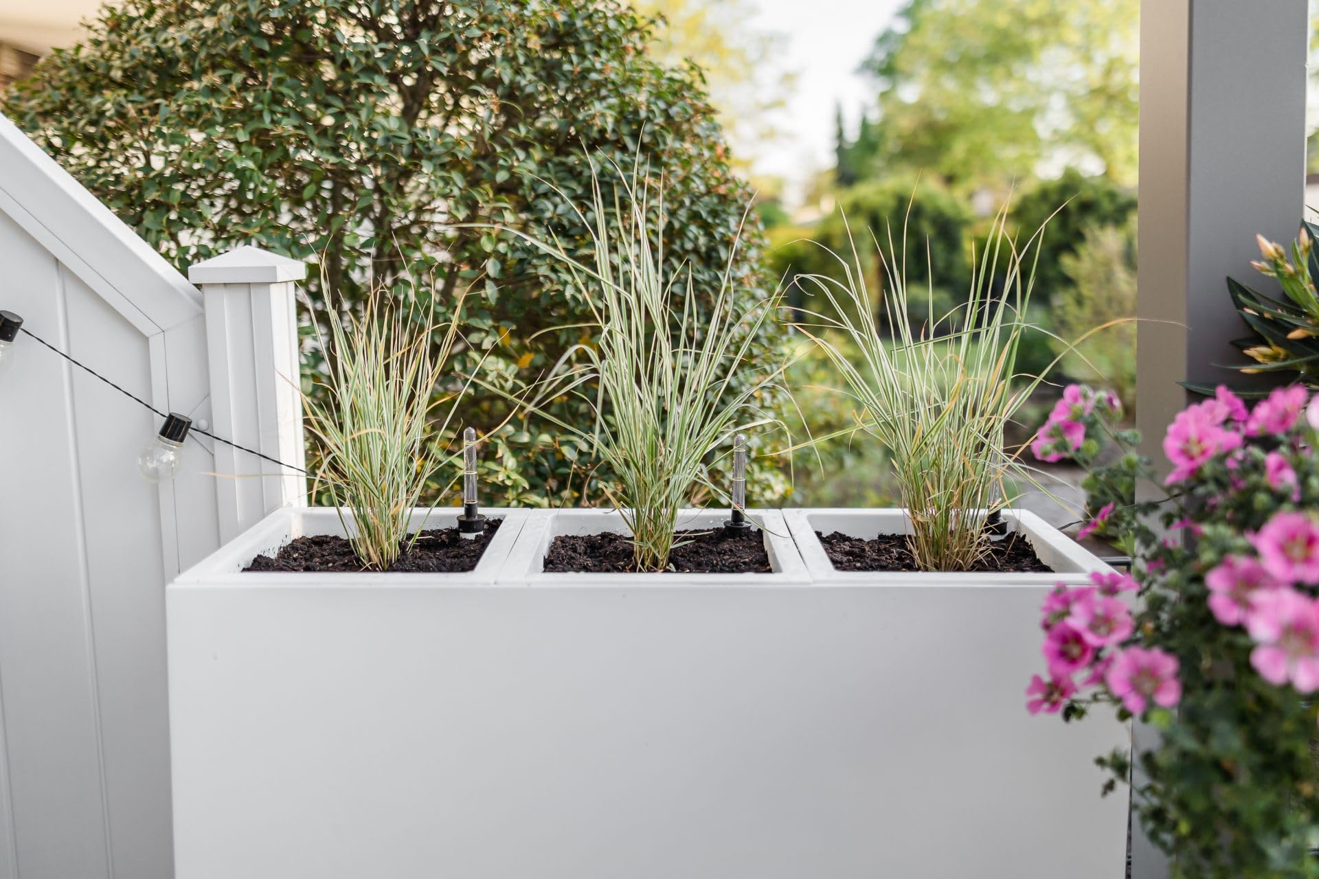 VIVANNO Großer Pflanzkübel Raumteiler auf Rollen - Fiberglas Weiß Matt | Wetterfester Blumenkübel 88x75x30 cm für Außen & Innen, inkl. Zwischenboden, mobil für Gastronomie & Hotel
