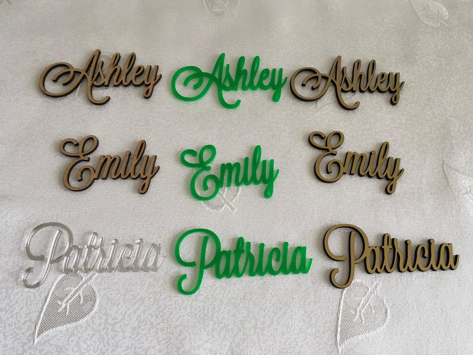 Hochzeits-Tischkarten - Platzkarten, Namensschilder, Name für Hochzeit Deko, Namensschriftzug aus Acryl - Personalisierte Namenskarten aus Holz und Acryl in Vielen Farben (100 Stück)