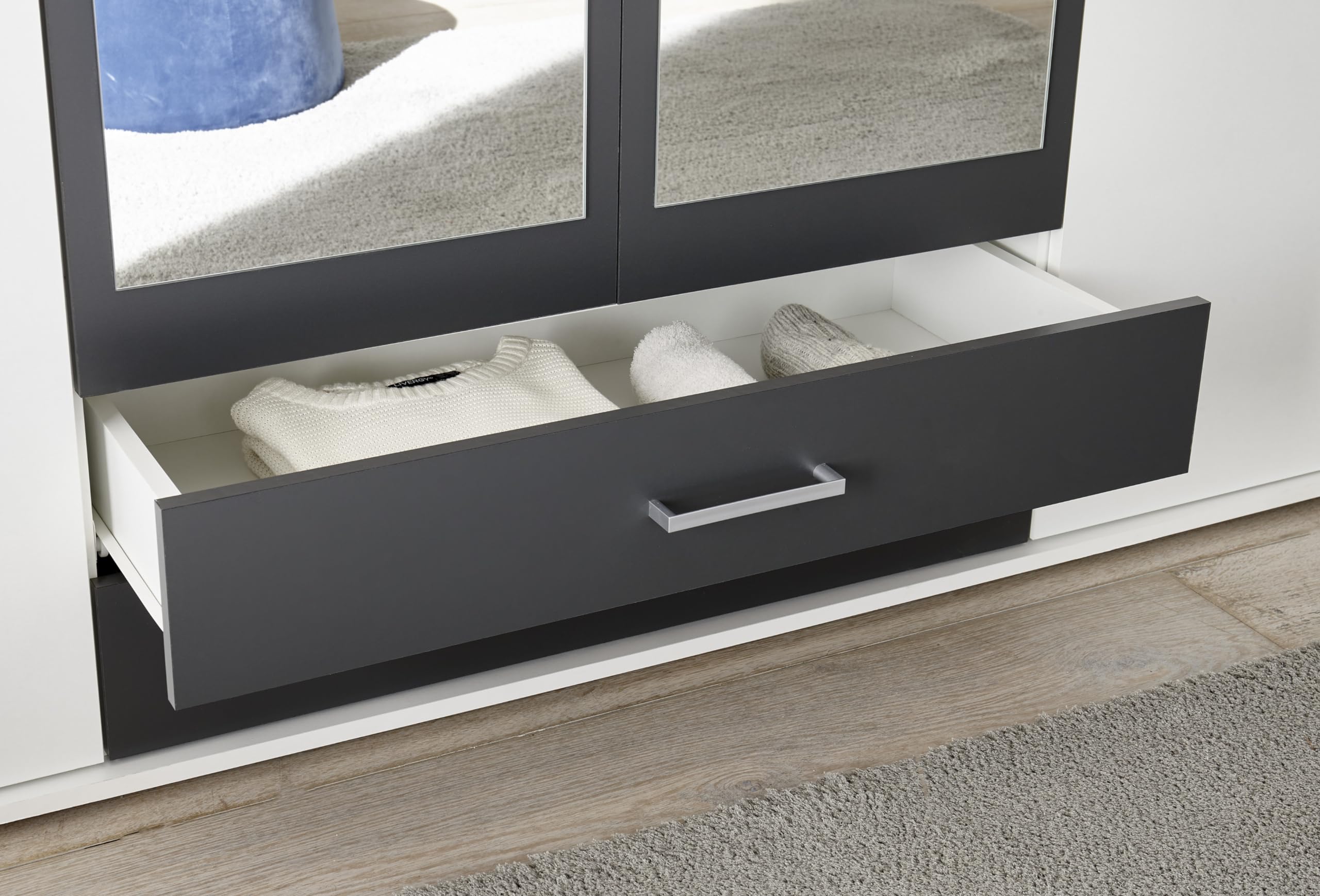 AVANTI TRENDSTORE Hanu - Armadio in legno laminato a 2 ante a battente in legno, 2 ante con specchio e 2 cassetti. Disponibile nel colore bianco/grafite. Dimensioni LxAxP 160x196x54 cm