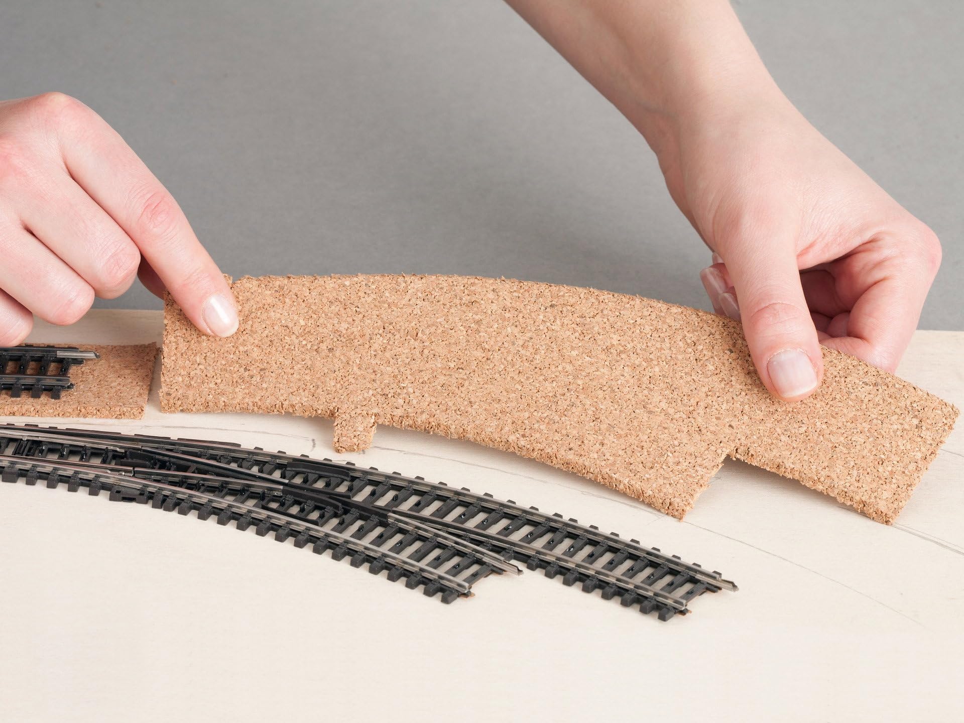 NOCH® Kork-Gleisbettung, 3 mm hoch, Geräuschdämmend für Spurweite H0, ideal für Modellbahn Gleisbau
