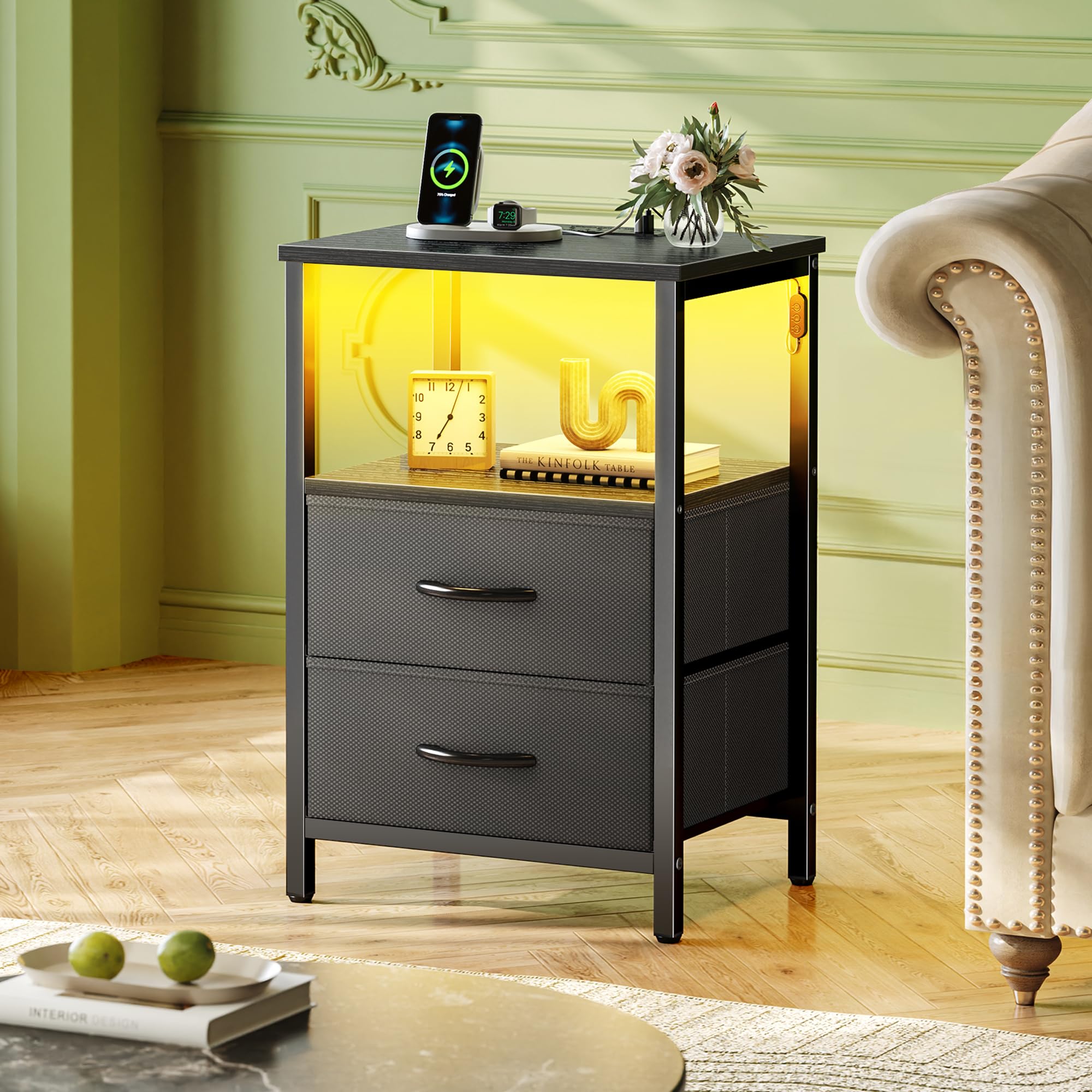 Huuger Table de Nuit avec Station de Chargement et lumières LED, Table de Chevet à 2 tiroirs, Table d'appoint de lit avec étagère Ouverte, Table d'appoint, Commode en Tissu pour Chambre à Coucher,