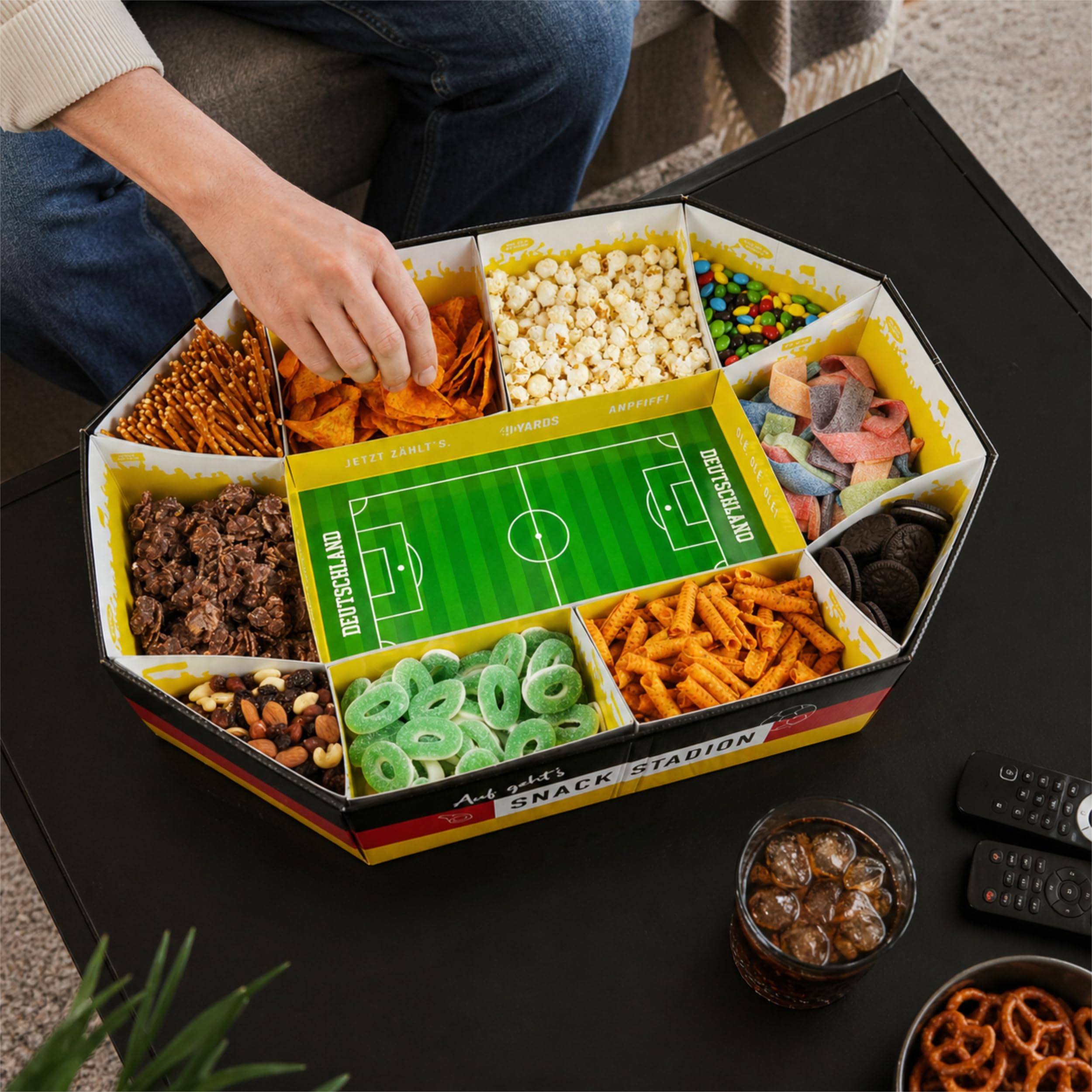 40YARDS Fußball Snack Stadium XXL 61x43 cm Deutschland Fanartikel | Großes Snackstadion für Fußball WM 2026 | Fussball Deko für Weltmeisterschaft | Party Snackschale | Deutschland Flagge + Tippspiel