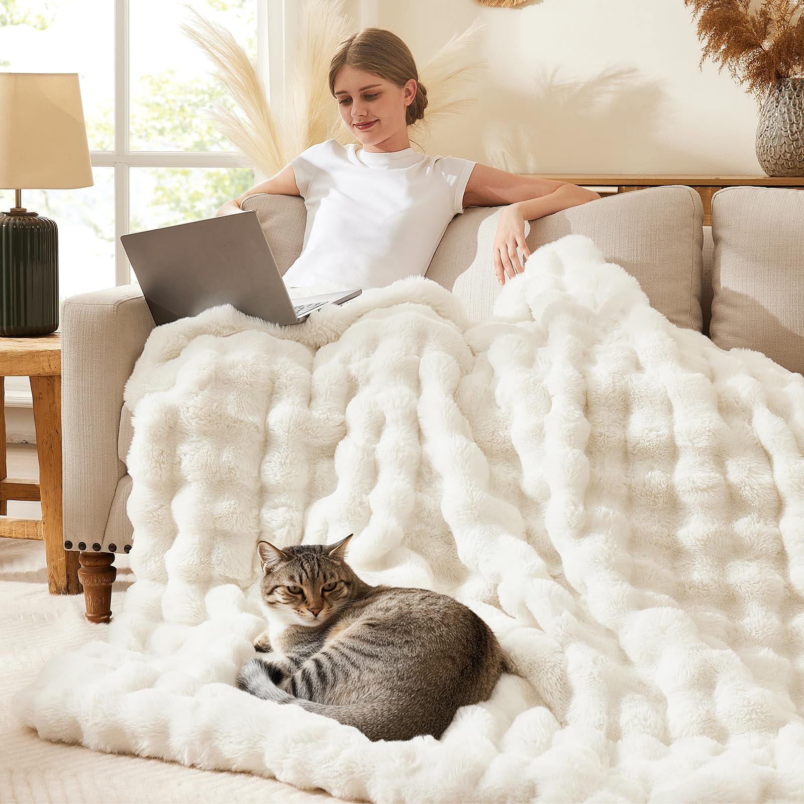 L'AGRATY Kunstkaninchenfell-Decke: 200x220cm Luxuriöse, weiche, Flauschige, Dicke Fellwurfdecke für Couch, Bett, Sofa - Gemütliche, plüschige Blasendecken mit Warmer Flanell-Fleece (Cremeweiß)