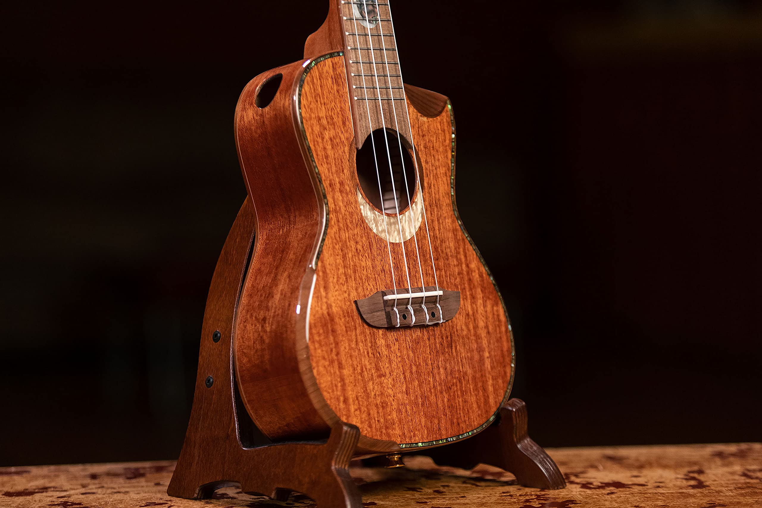 Ortega Guitars Ukulélé Concert Acoustique – 2 évents sonores – Série Custom Built – Avec Housse – Acajou, Naturel (ECLIPSE-CC4)