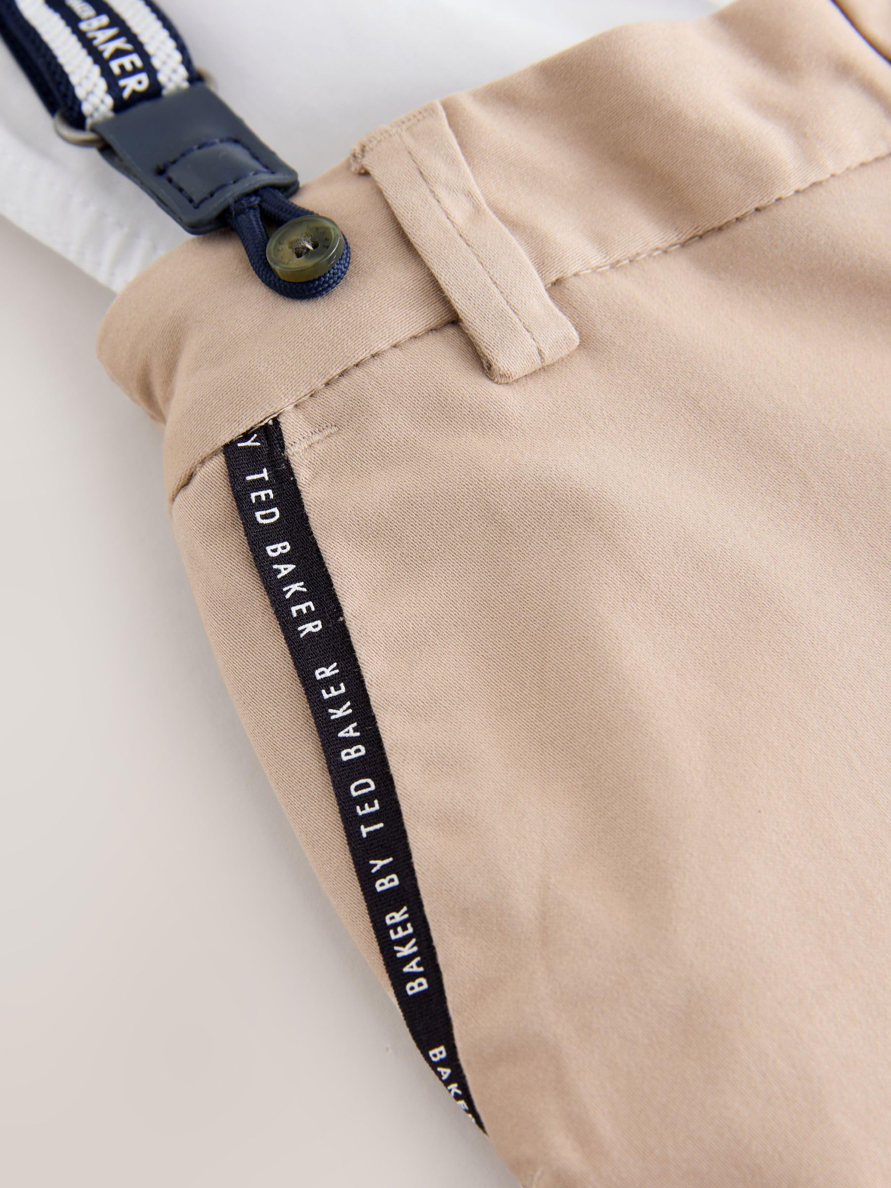 Jungen Hemd, Hose und Hosenträger im Set