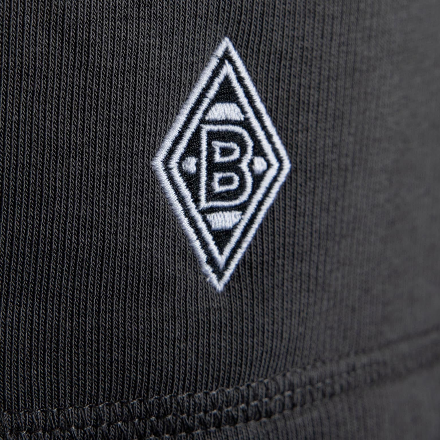 Borussia Mönchengladbach Sweatshort Emblem Dark Grey | Offizieller Fanartikel Fohlenshop | Freizeitshorts mit gestickter Raute