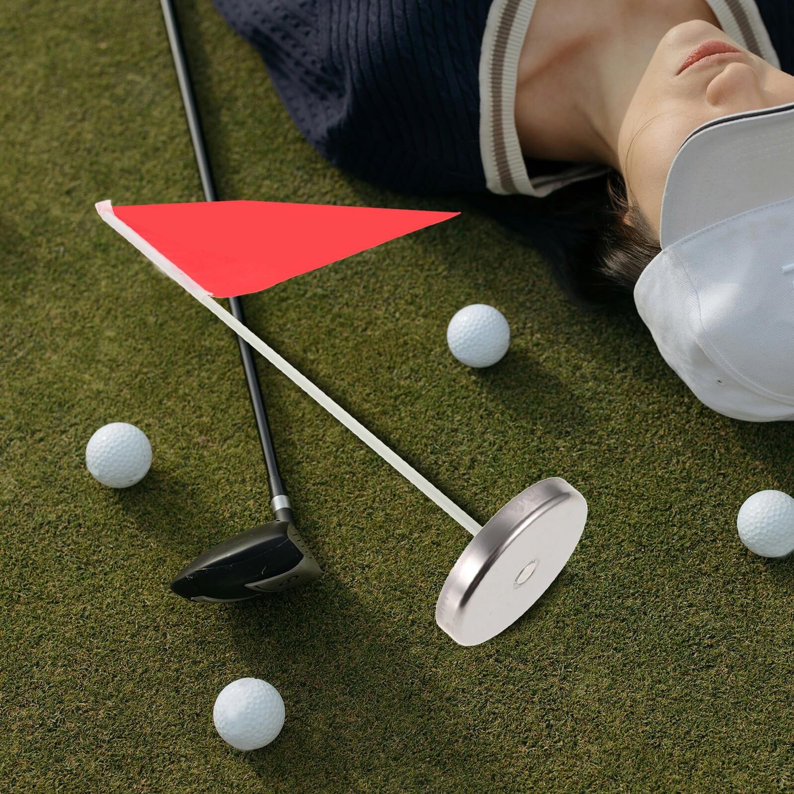 POPETPOP Lot de 2 Drapeaux de Golf Portables avec Coupelles Inox 10 CM Trous de Putting pour Entraînement Intérieur et Extérieur Accessoires de Golf Résistants aux Intempéries Cible
