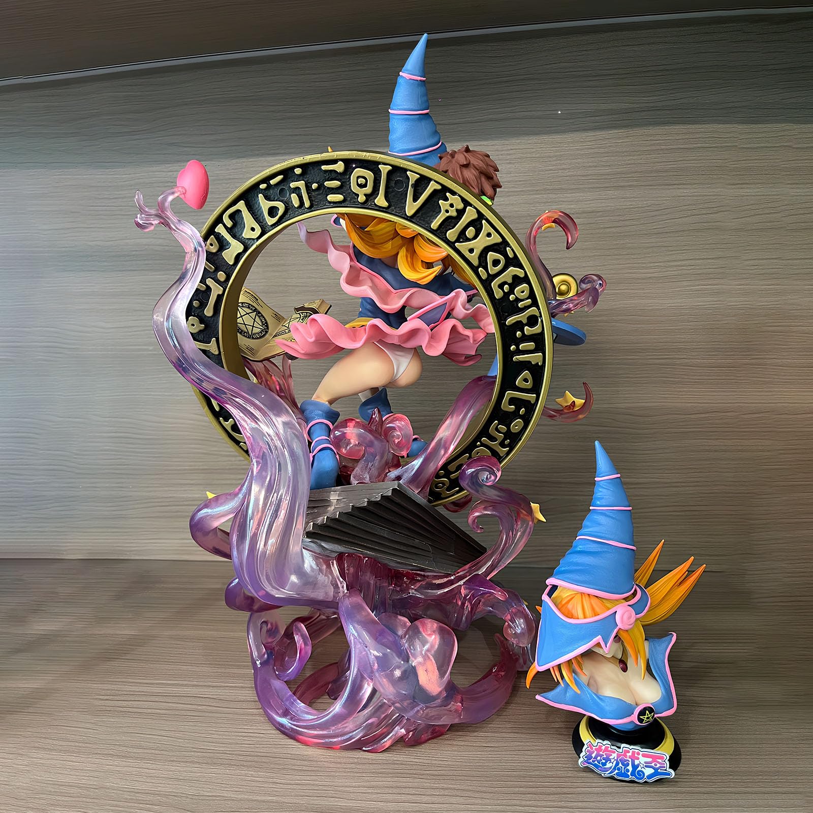 ブラック・マジシャン・ガール フィギュア　　40cm 顔パーツ有り Amazon.co.jp: ゆうぎおう ブラック・マジシャン・ガール