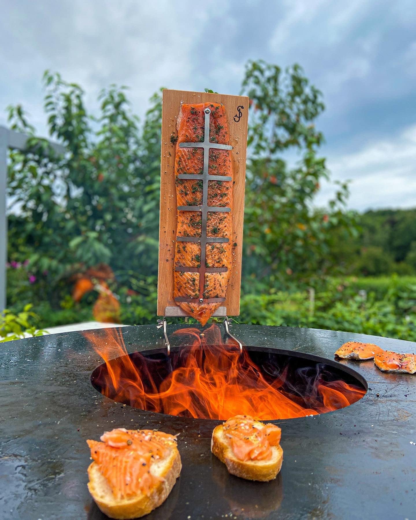 Flammlachsbrett aus Buchenholz - Extra breites Flammlachsbrett für Feuerschale & Feuerplatte - Sichere Räucherbrett Flammlachs Halterung - Edles Flammlachs Brett mit robuster Edelstahl Halterung