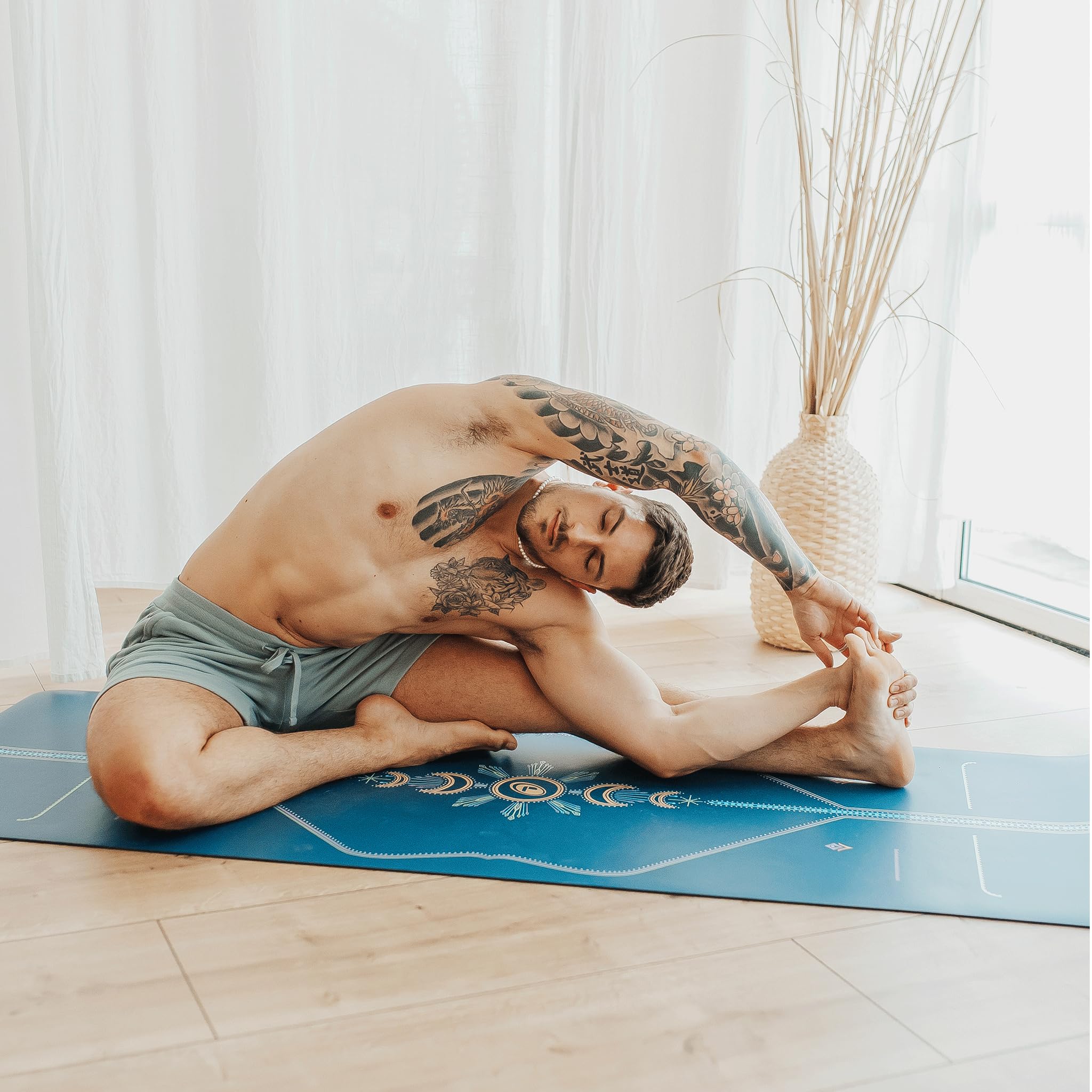 Liforme Tappetini Yoga Stampati – Design brevettato per l'allineamento | Aderenza eccezionale, Ecologico, Atossico, Resistente al sudore, lungo, largo, spessore di 4,2 mm, Borsa per Yoga inclusa