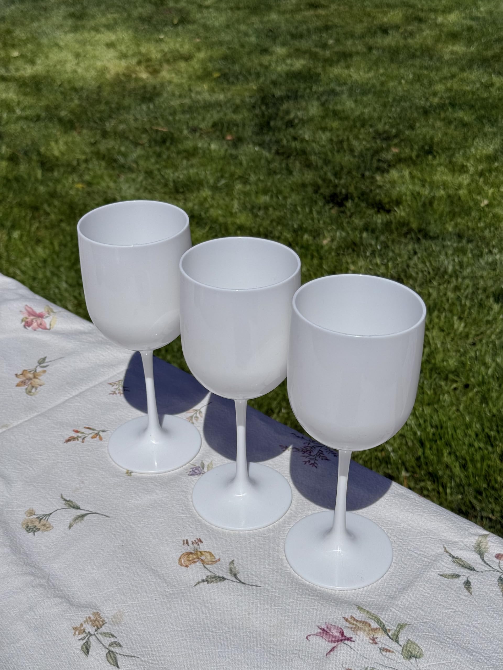 FOX&GRAPES Copas de vino de plástico blanco | Juego de 12 | Irrompibles/inastillables, reutilizables/reciclables, aptas para alimentos, aptas para lavavajillas, para cumpleaños y fiestas, 16 onzas
