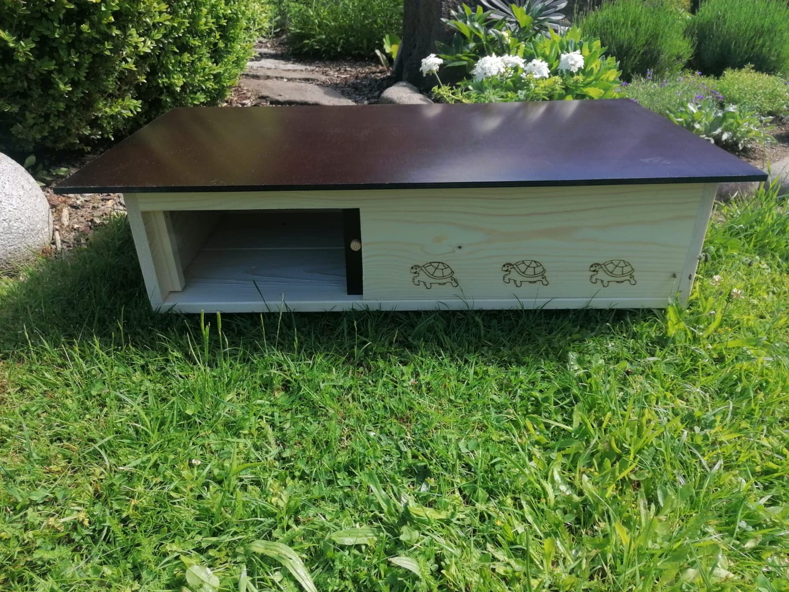Casa per tartarughe Premium in legno massello da 20mm - Verniciata 2 volte (SH5) - Resistente alle intemperie con pavimento e porta incl. ventilazione regolabile - Casa per tartarughe