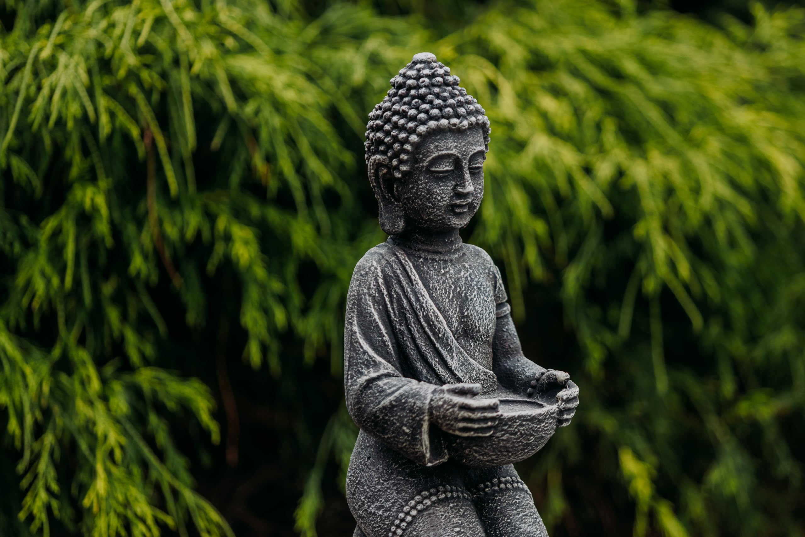 Bellissimo Buddha inginocchiato in pietra in ghisa resistente al gelo, multicolore, 43 cm