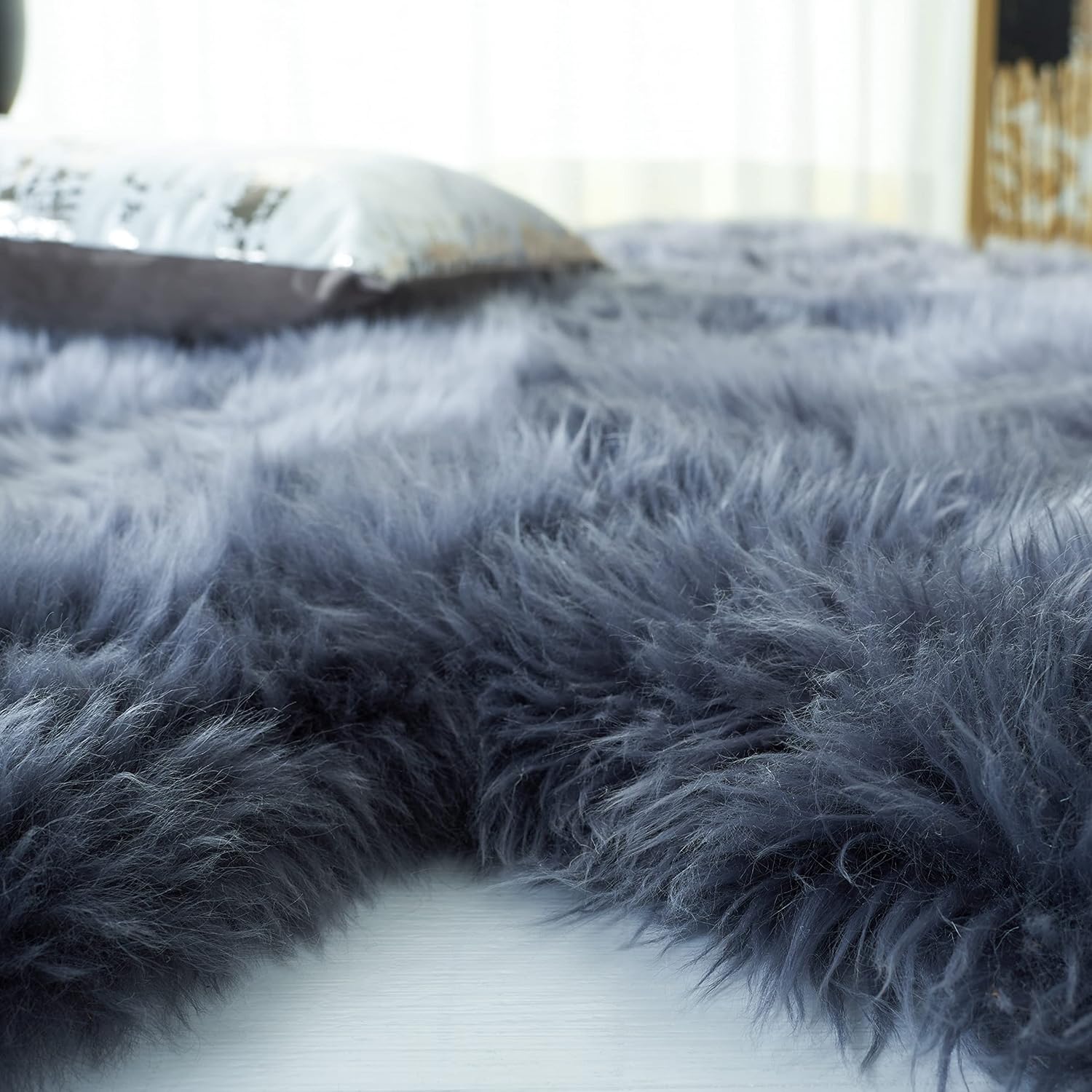 SAFAVIEH Sheep Skin Collection Area Rug - 1'4" x 2'4", Grey, Handmade Rustic Glam Genuine Pelt, 3.4-inch Thick Ideal for High Traffic Areas in Living Room, Bedroom (SHS121F)