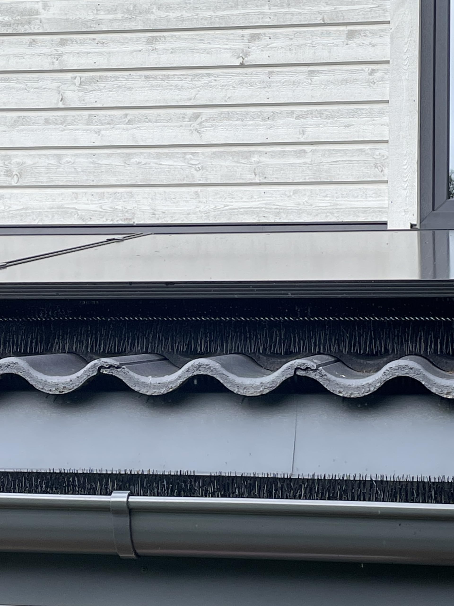Spazzole per Grondaia e Pannelli Solari Ø12 cm, 30m (30x100 cm) | Resistente ai Raggi UV | Protezione da Foglie e Martore | Filo Zincato con Ganci