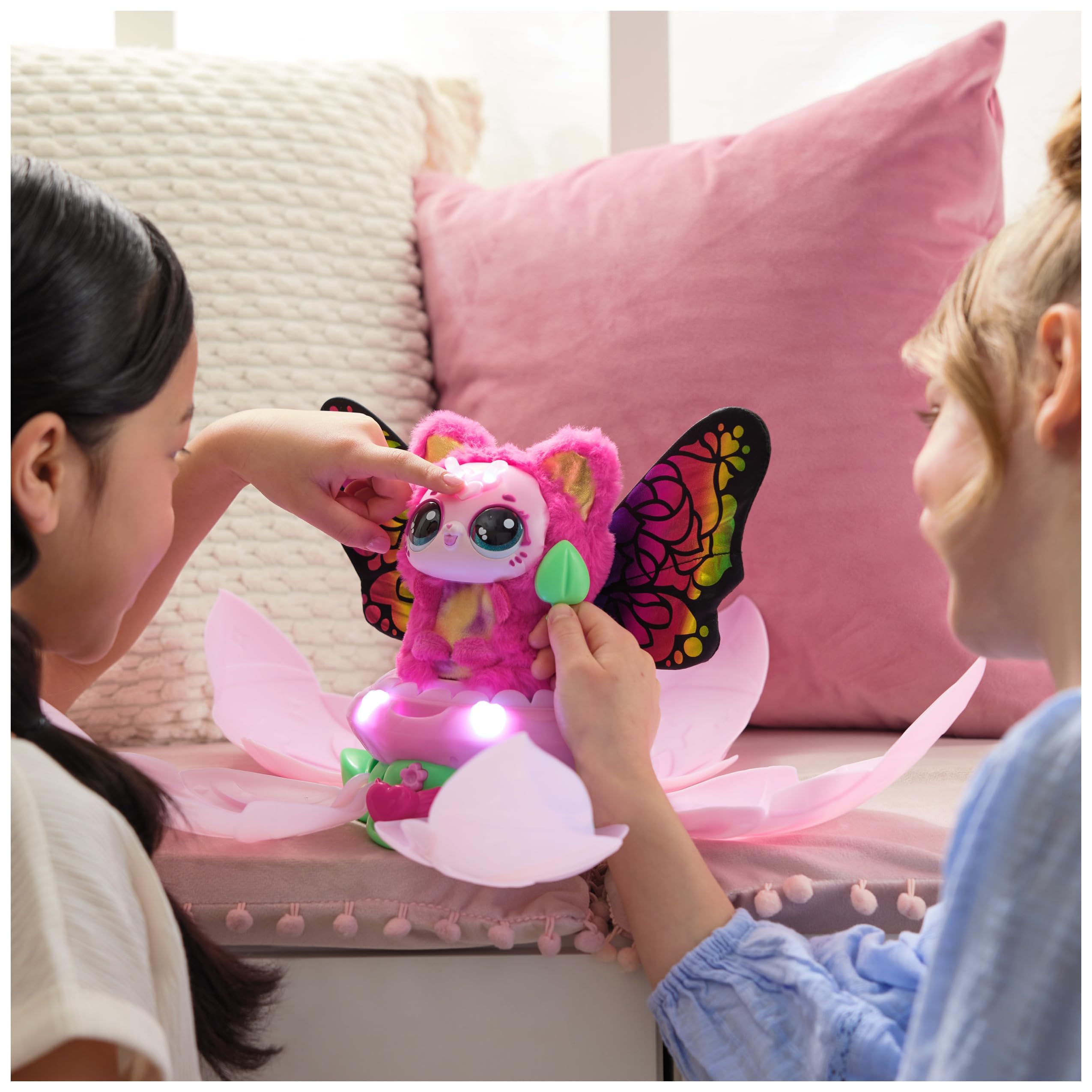 Hatchimals Bloomables Kittyfly, interaktywna zabawka z niespodzianką, podwójna transformacja i ponad 100 dźwięków i reakcji, dla dzieci od 4 lat