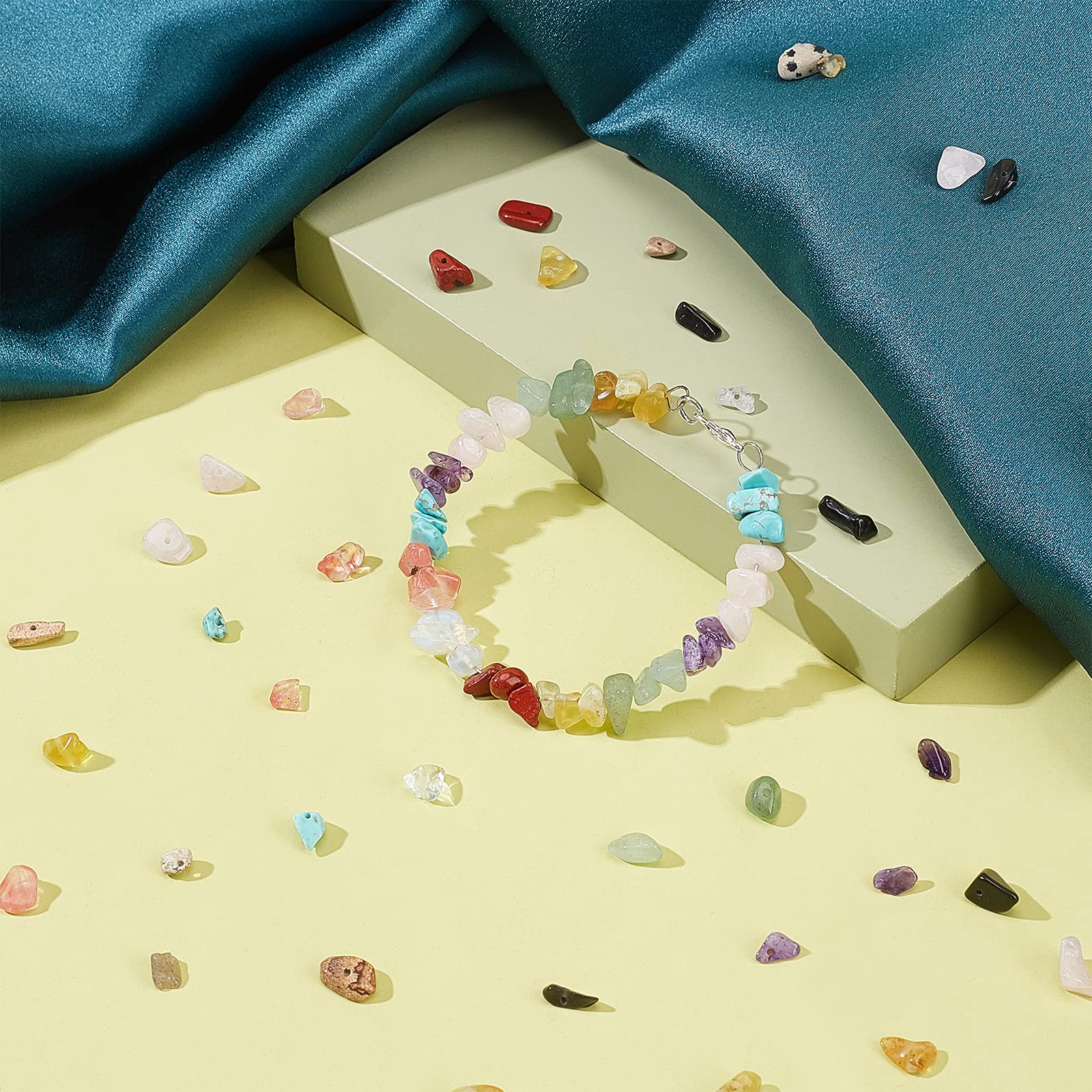 NBEADS 1 Box Crystal Chips Perlen, 15 Materialien Chips Unregelmäßige Perlen Natürliche Edelsteine Perlen Mit 2 Rollen Elastischer Faden Für Schmuckherstellung DIY Handwerk Craft, Ca. 5~8 mm Breit