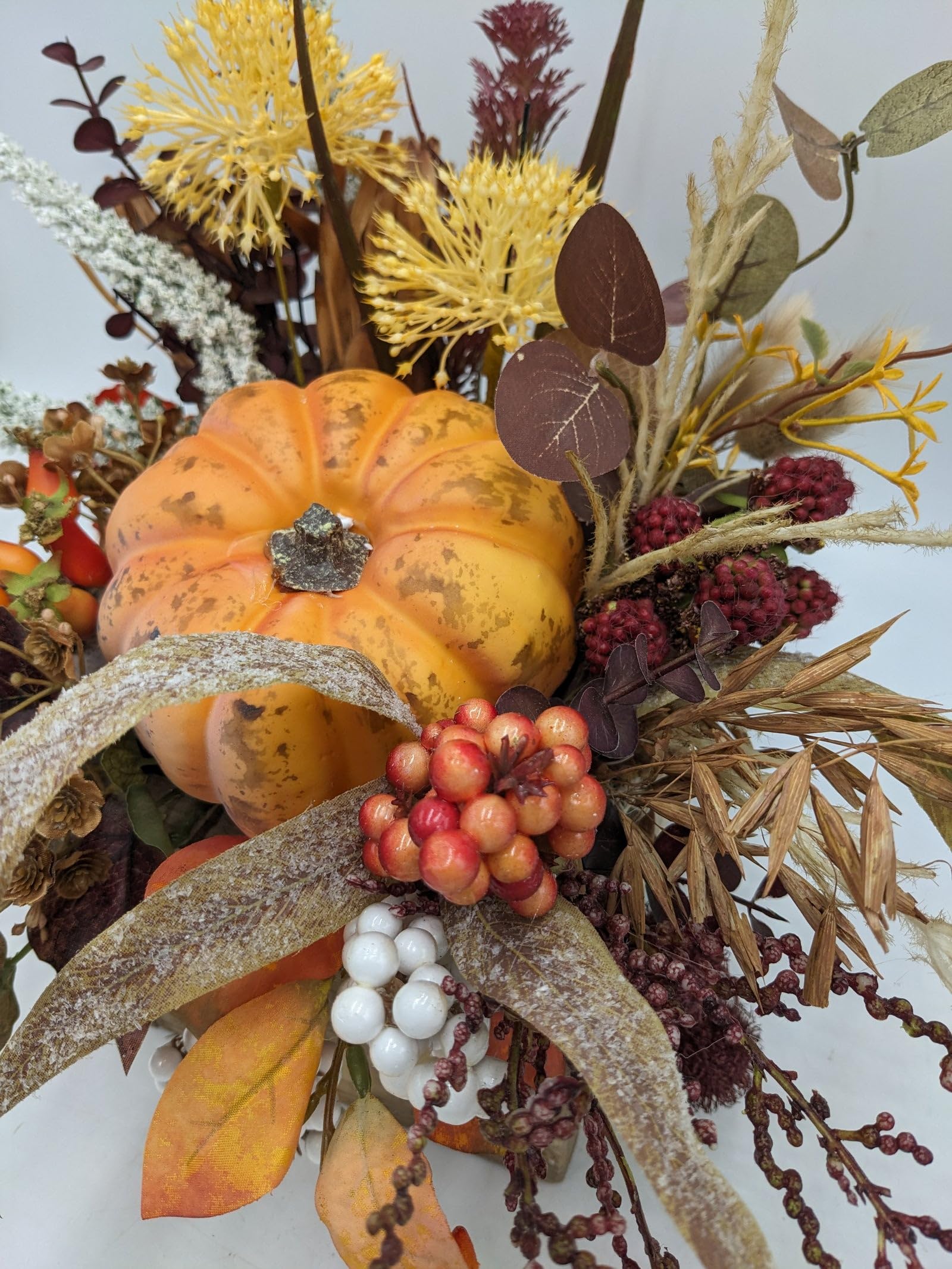 Herbstgesteck Kürbis Beeren Gräser orange gelb in Holzkiste