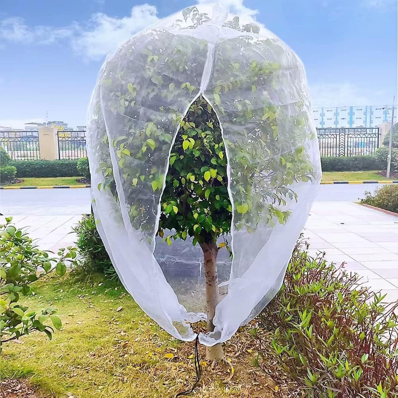 Paquete de 2 bolsas grandes de red para árboles frutales, cubiertas de protección de jardín con cordón para plantas, 8 x 8 pies, malla de malla resistente para árboles frutales, verduras y flores.