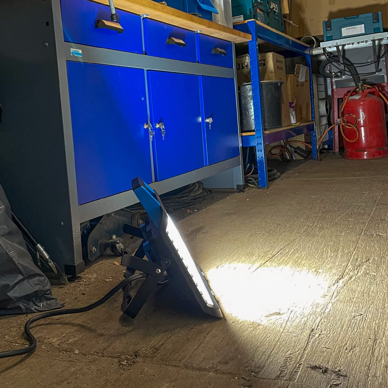 BTEC Worker LED Arbeitsleuchte 80 Watt Mit Steckdose - Baustrahler, Arbeitslampe, Bauleuchte, Werkstattlampe, Baustellenlampe