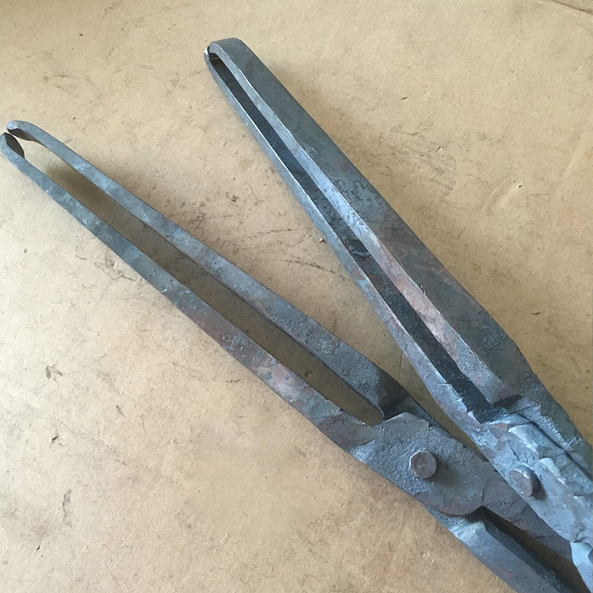 Tenaza de forja Pinzas de herrero Pinzas de herrero de punta plana 40cm 0.82kg Tenaza de forja para la fabricación de cuchillos Ingeniero Herrero Forja Yunque