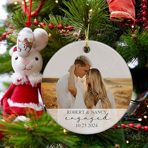 Miniatura 5 de Adorno de recuerdo de pareja recién comprometida 2024, adorno de cerámica de Navidad de compromiso personalizado para parejas, regalo personalizado