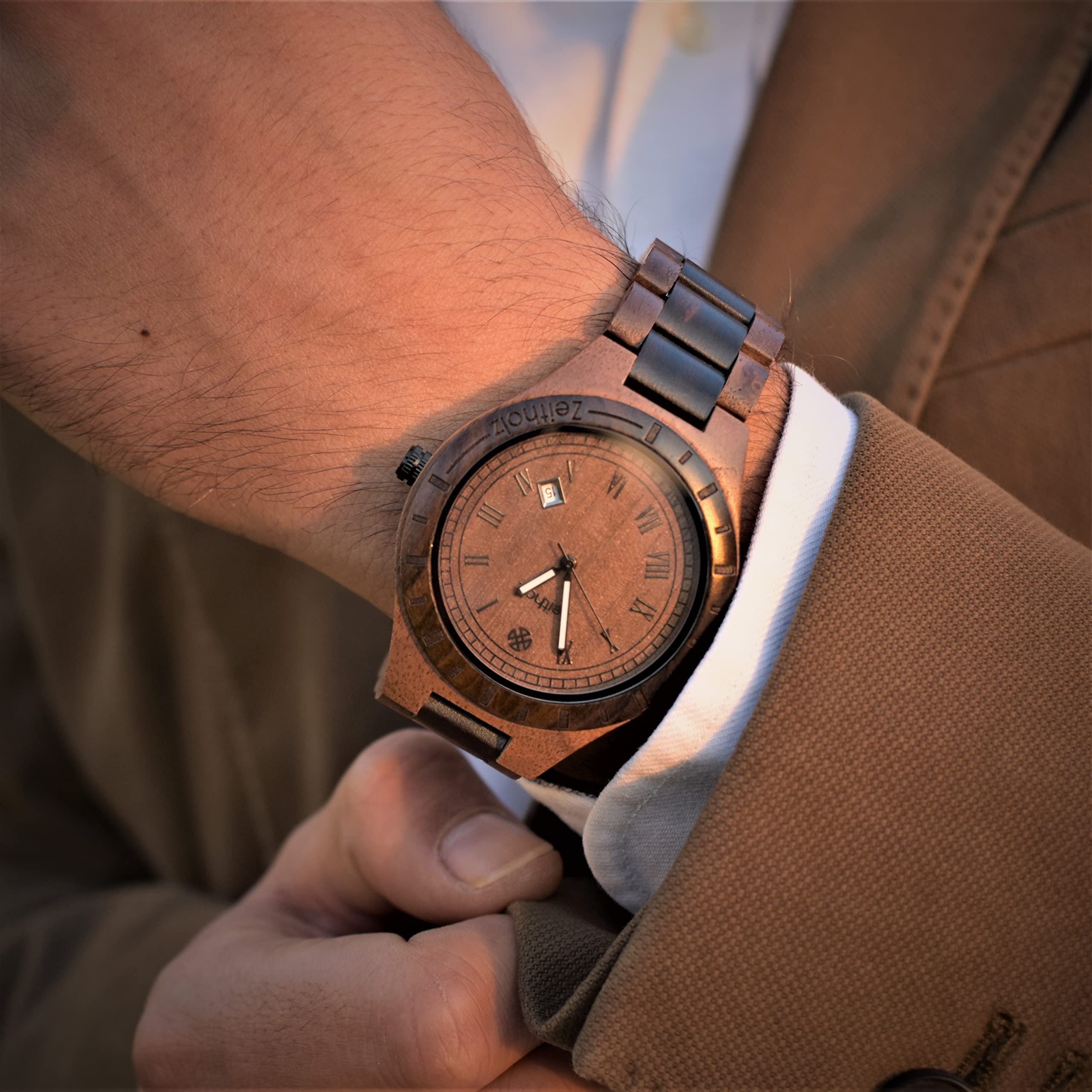Orologio in Legno da Uomo, Modello Zittau: Fatto a mano in noce e sandalo naturale 100% con movimento al quarzo, lancette luminose e calendario mensile. (Noce)