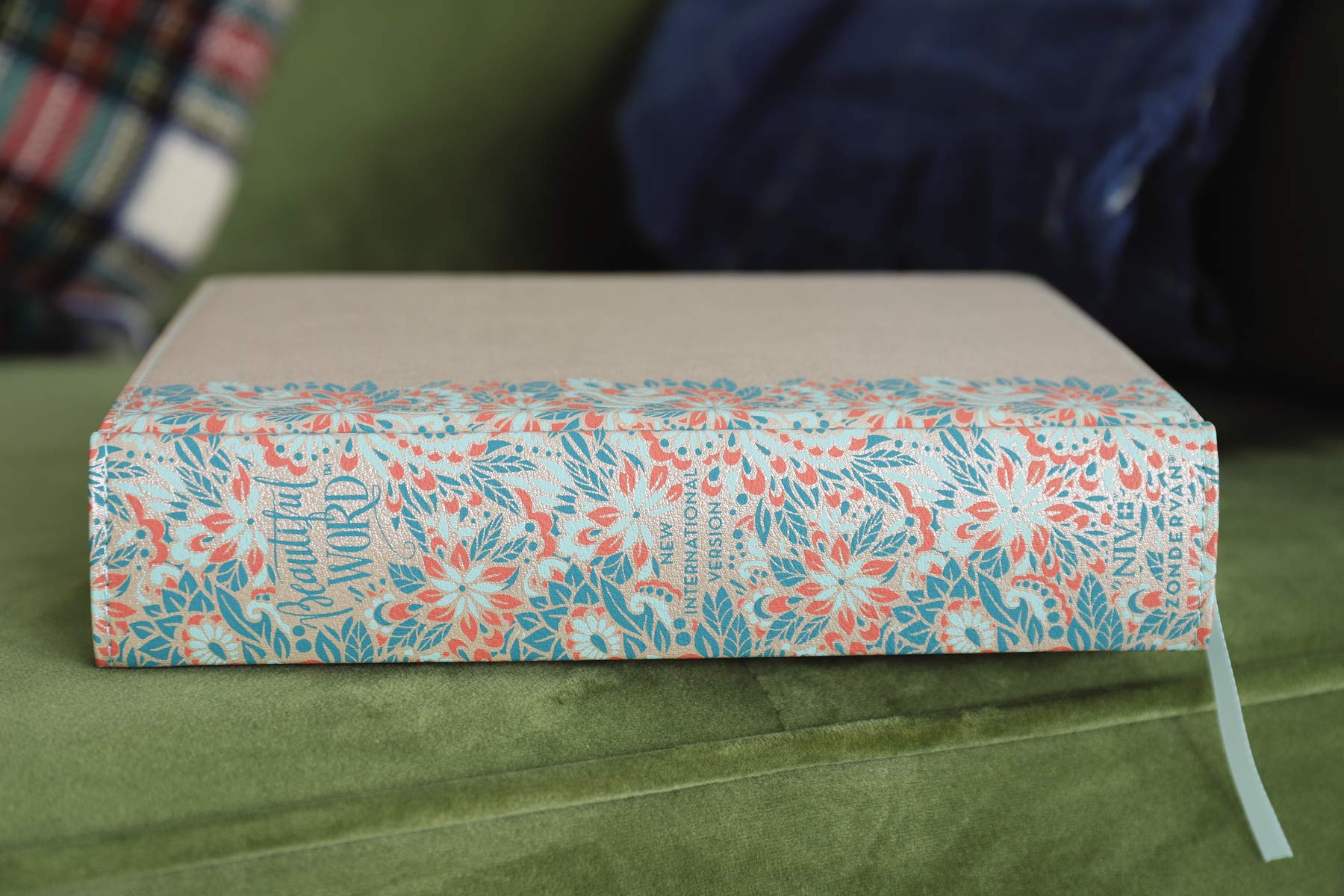 NIV, Beautiful Word Bible, Updated Edition, Peel/Stick Bible Tabs, Leathersoft over Board, Gold/Floral, Red Letter, Comfort Print: 600+ Full-Color Illustrated Verses - Image 3