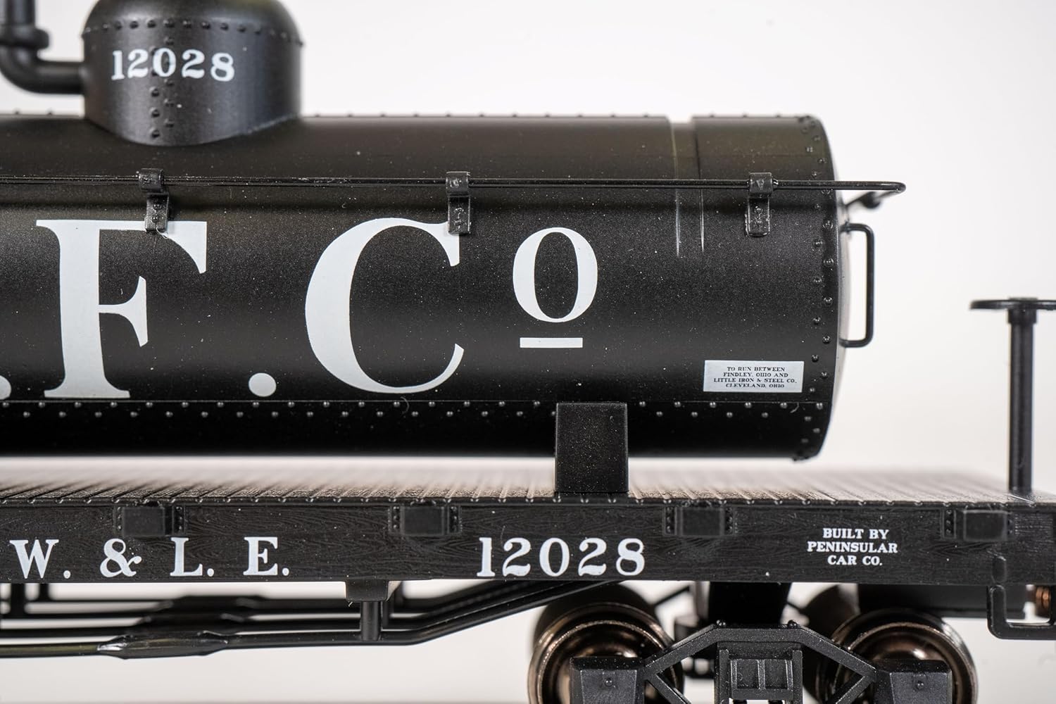 Bachmann Trains - Old-Time Tank Car - Wheeling & Lake Erie #129 - HO Scale,Silver